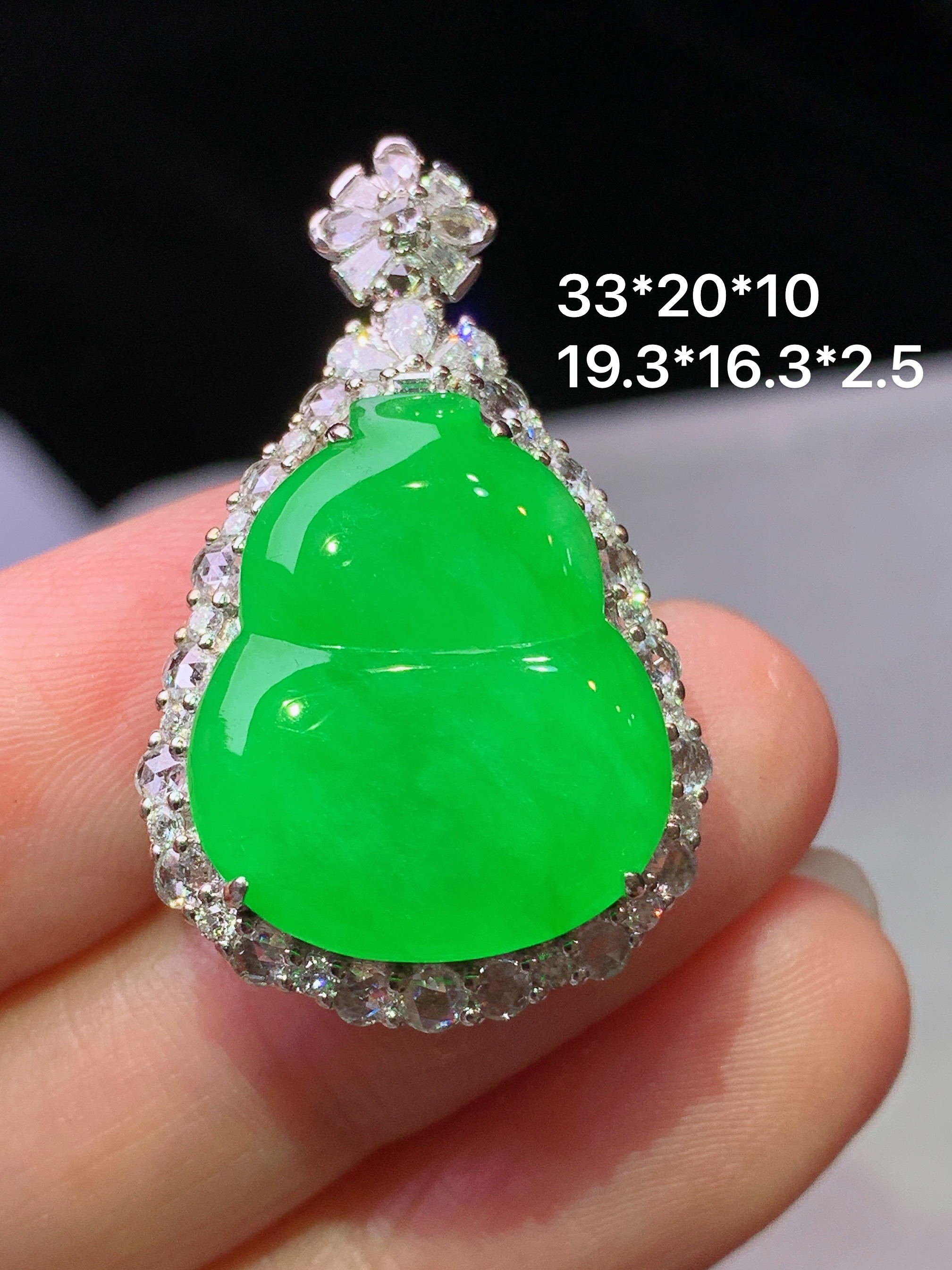 18k金钻镶嵌阳绿葫芦吊坠 玉质细腻 水润亮眼 色泽艳丽 整体尺寸33*20*10m5