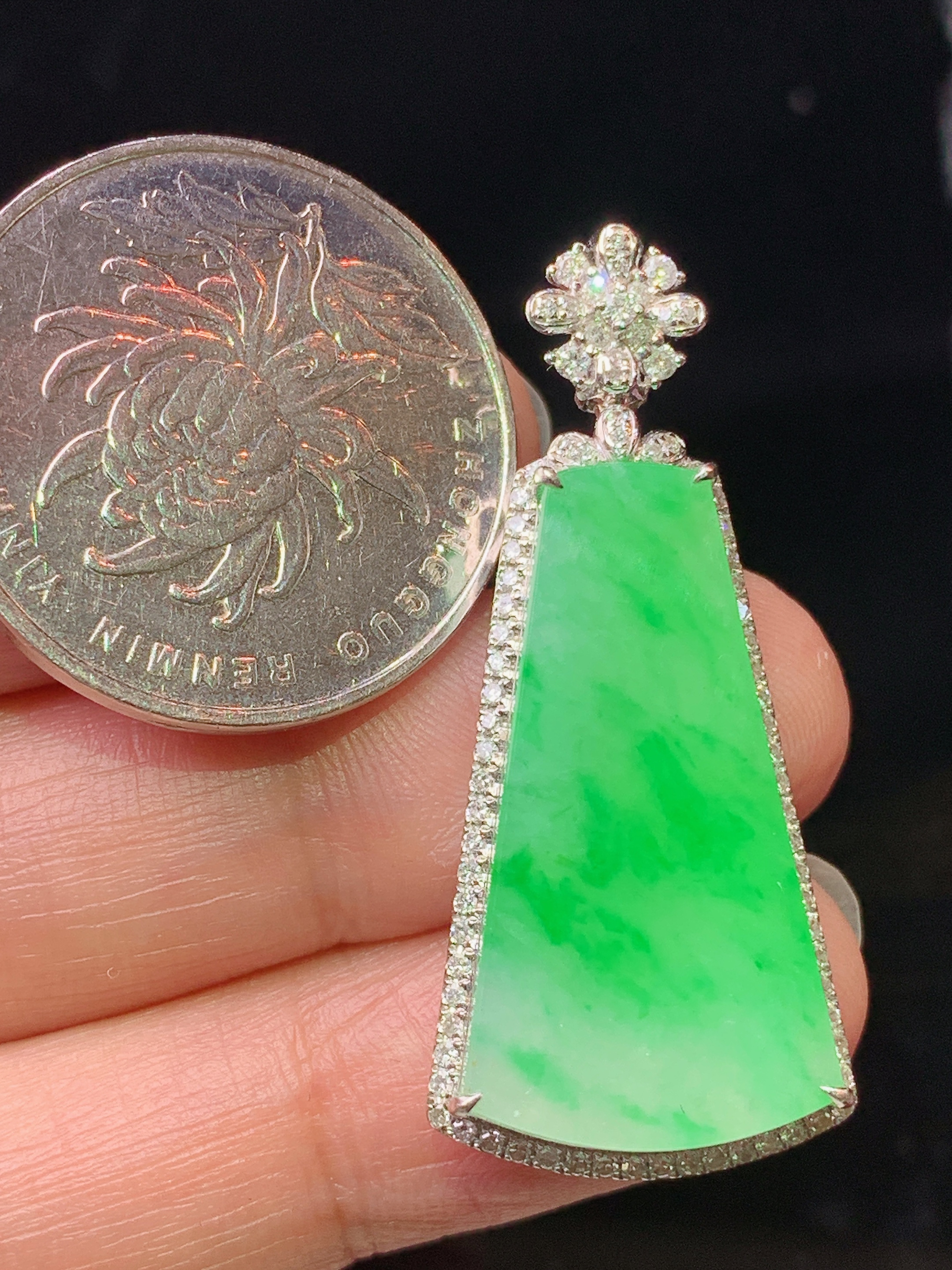 18k金钻镶嵌飘绿阳绿无事牌吊坠 玉质细腻 水润亮眼 色泽艳丽 整体尺寸38.5*17*6.5z1