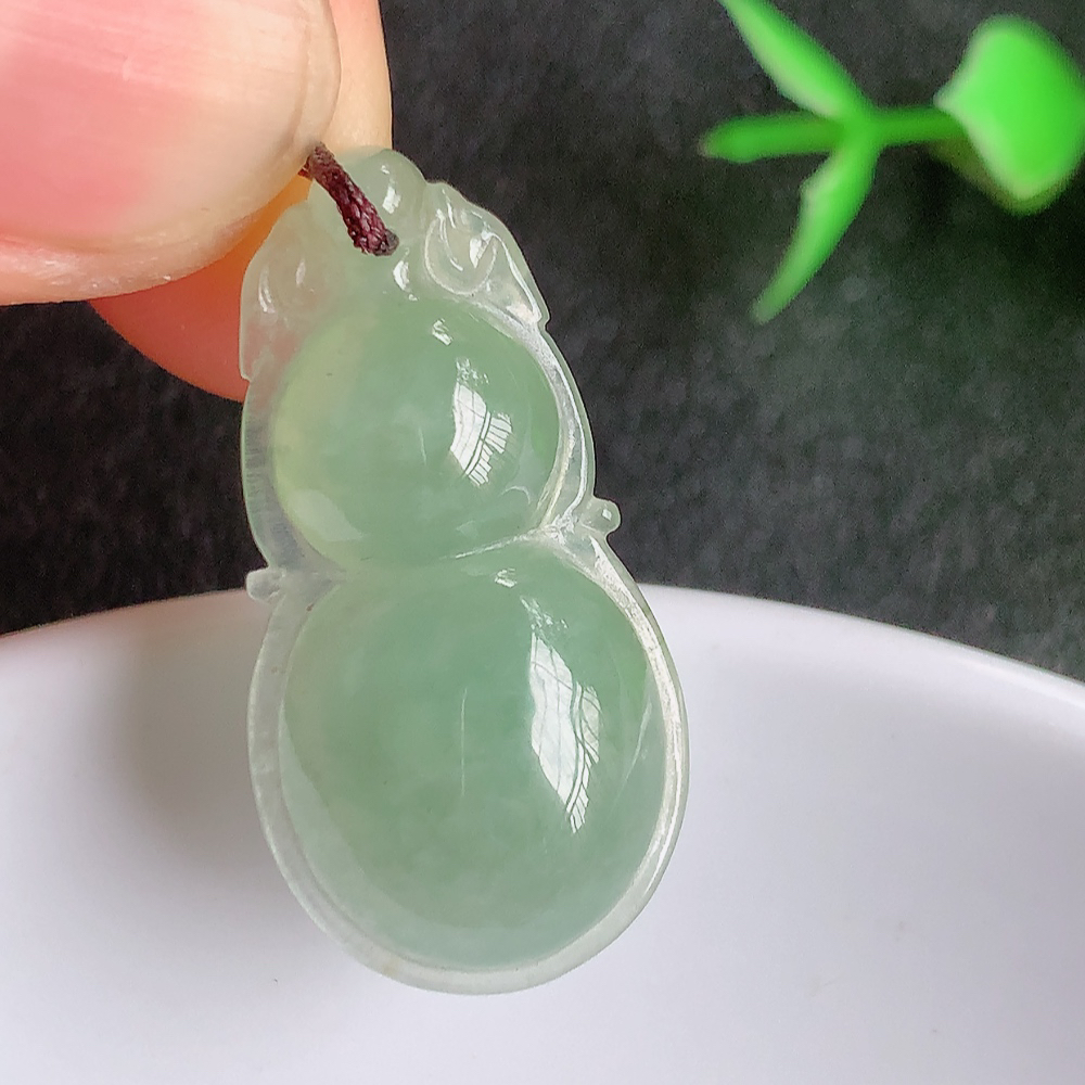冰润葫芦翡翠吊坠  寓意“福禄双全，加官进爵，财源滚滚” 莹润通透，抱满大气  清新脱俗    W357.13 尺寸：29.6-15.2-5.6mm
