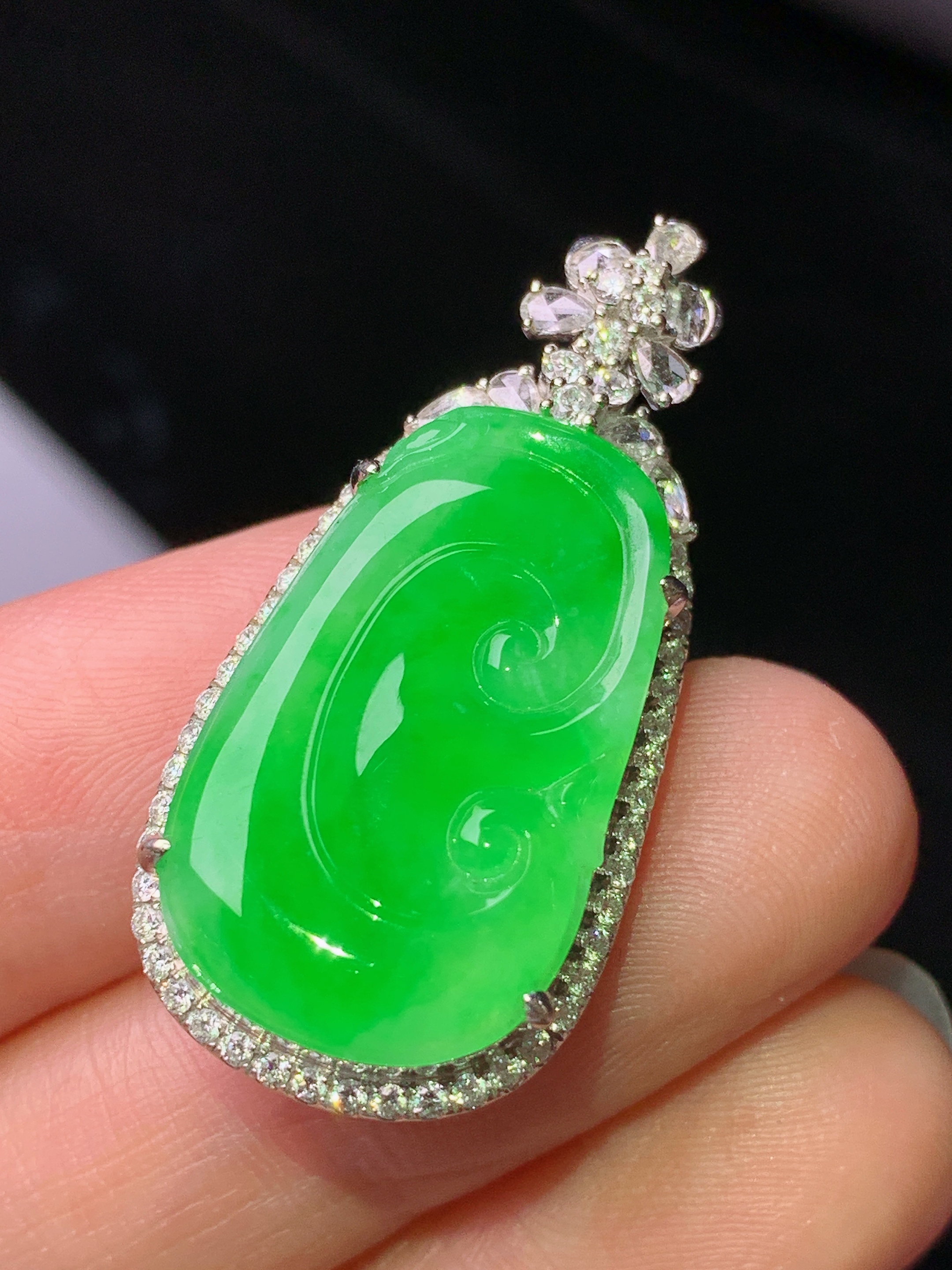 18k金钻镶嵌冰阳绿如意吊坠 玉质细腻 色泽艳丽清新 水润亮眼 整体尺寸34.5*16.3*8.6s1