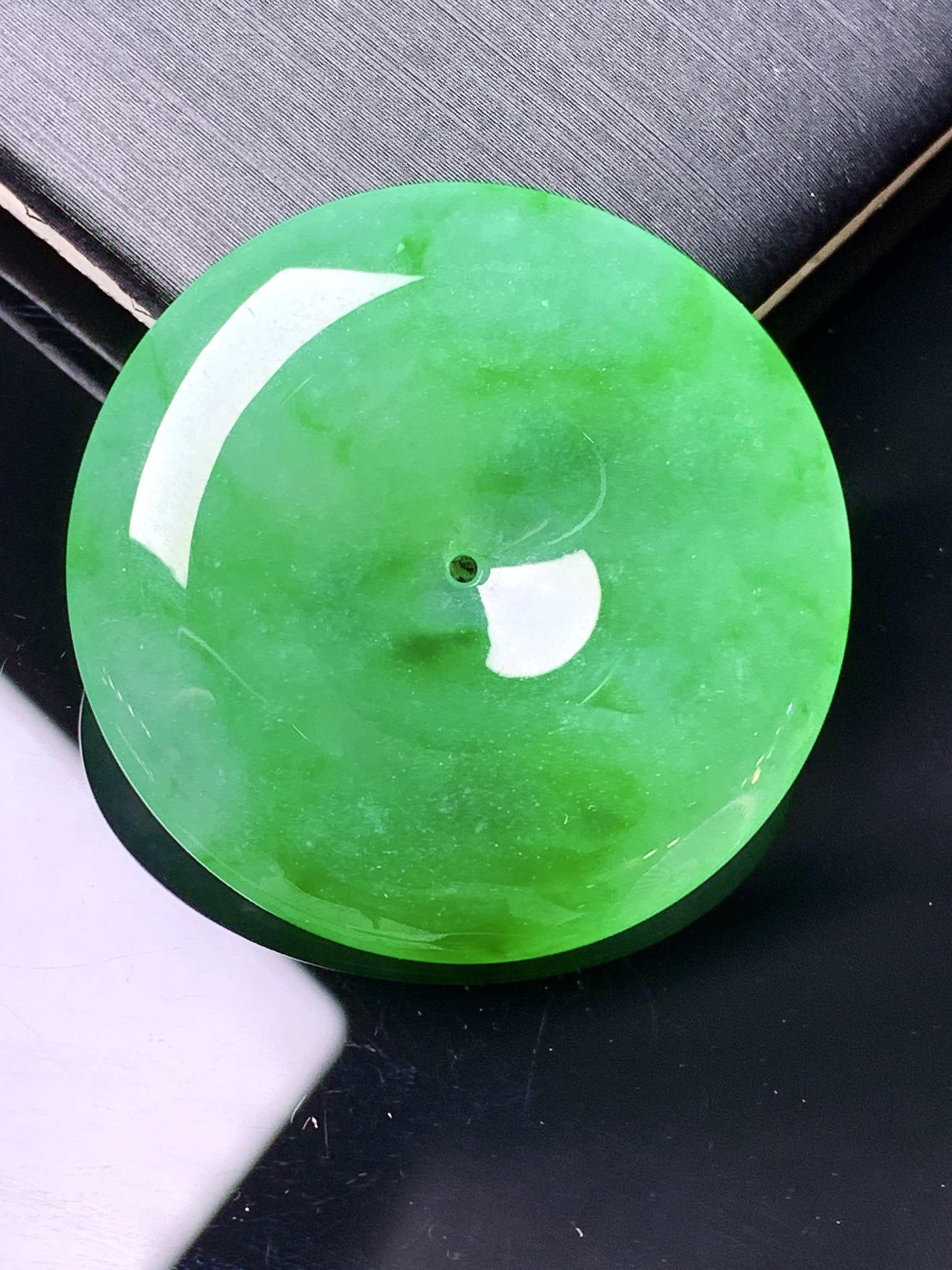 满绿平安扣吊坠 玉质细腻 水润亮眼 色泽艳丽 整体尺寸31.5*5.2d3