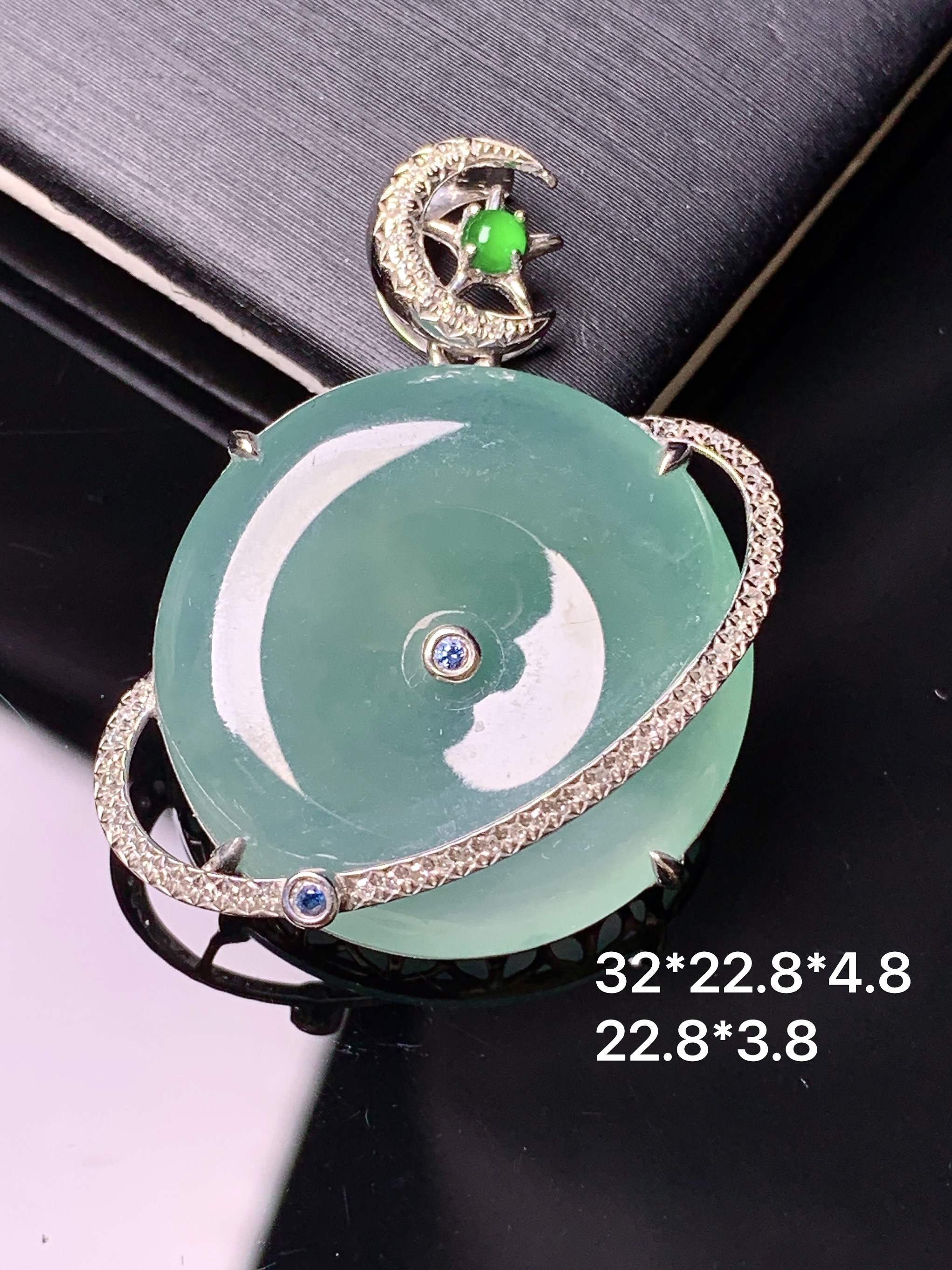 18k金钻镶嵌冰种晴绿平安扣吊坠 玉质细腻 水润亮眼 色泽艳丽 整体尺寸32*22.8*4.8t1