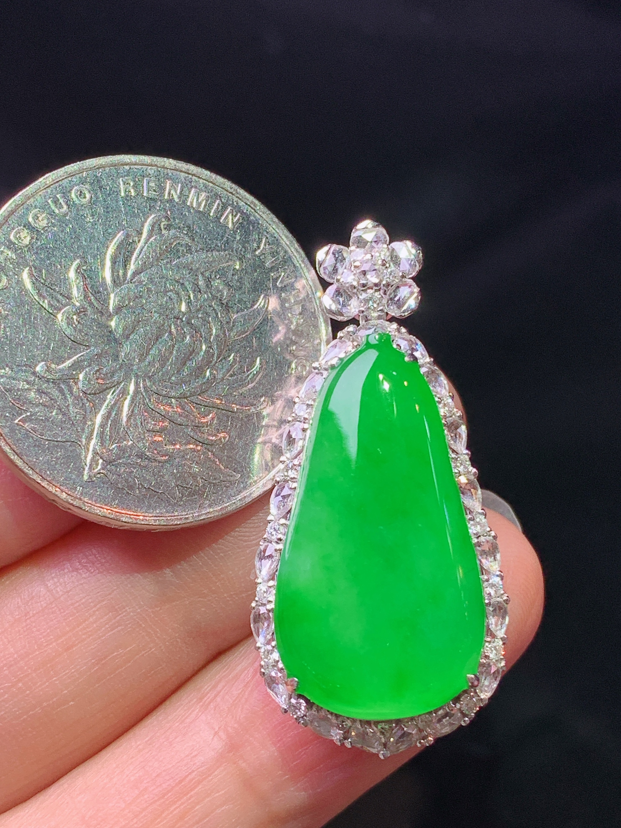 18k金钻镶嵌满绿福瓜吊坠 玉质细腻 水润亮眼 色泽艳丽 整体尺寸34*16*9.5g1