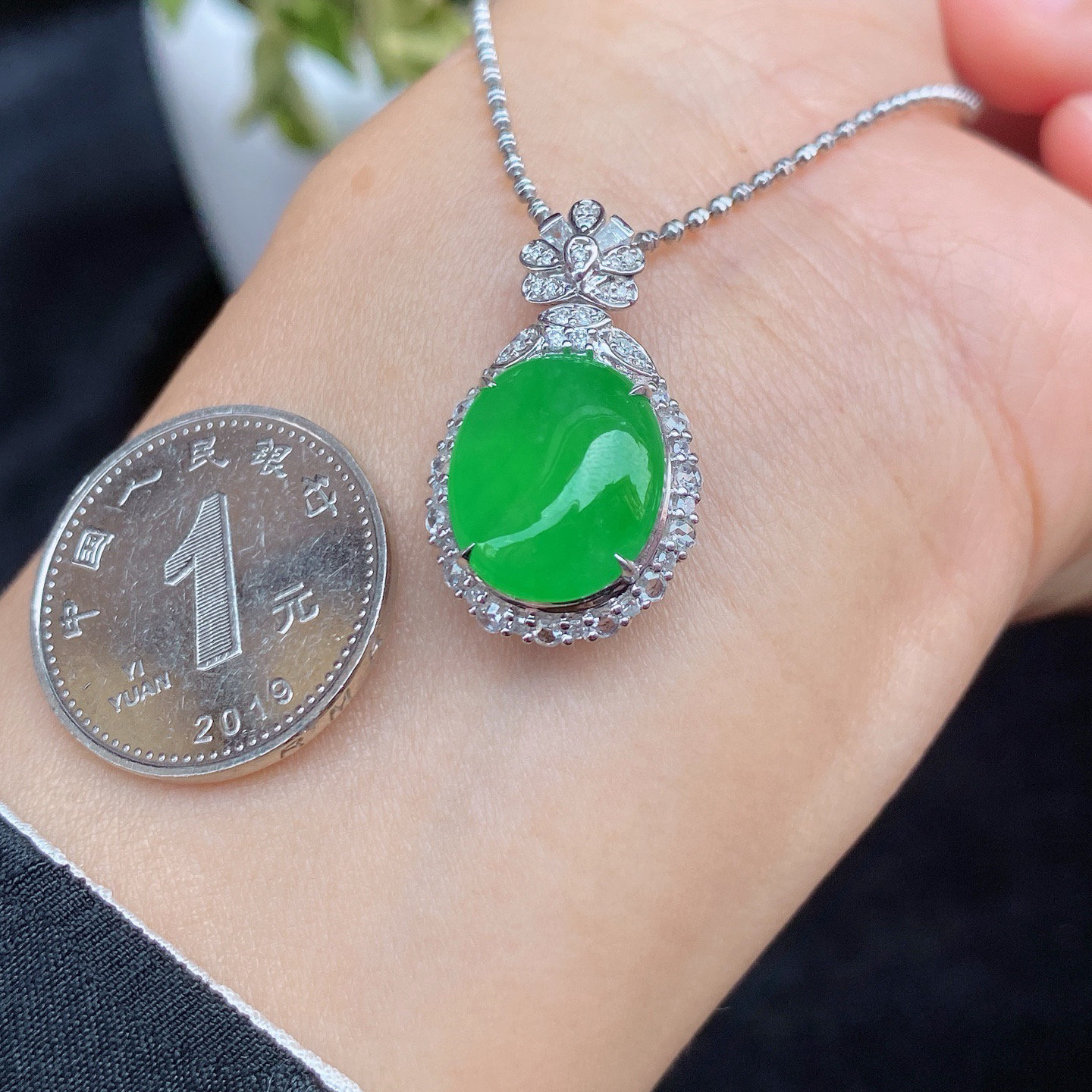 冰阳绿蛋面吊坠
冰透种好，色甜色阳，饱满厚庄
18k金镶嵌，上身超美..