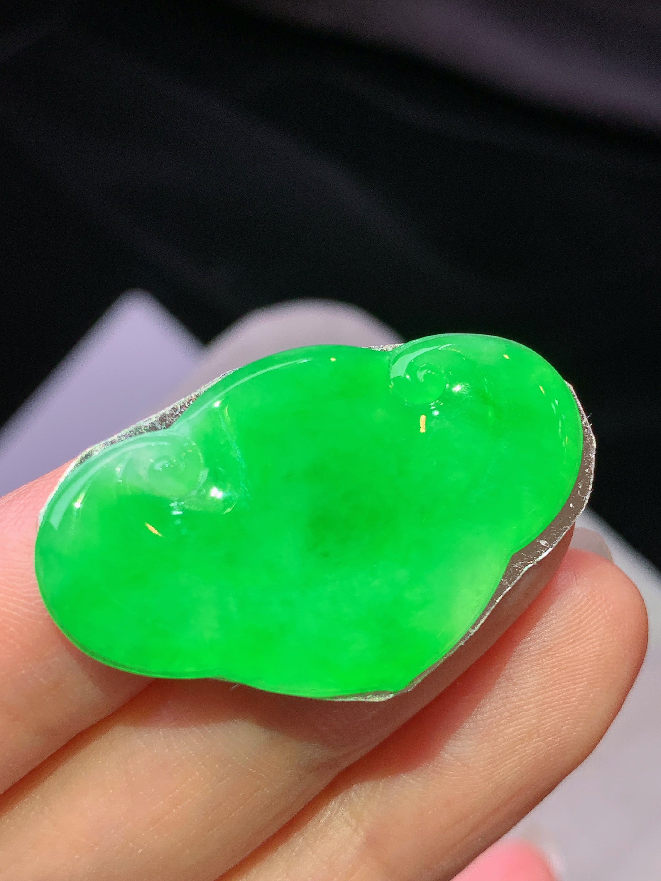 满阳绿如意头吊坠 玉质细腻 色泽艳丽清新 水润亮眼 整体尺寸21*34.2*2.5m2