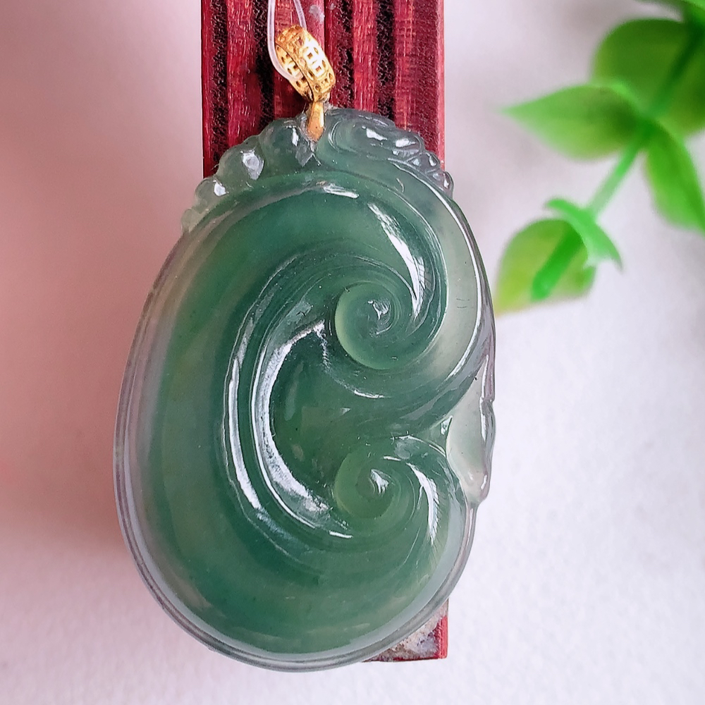 18k金扣蓝冰吉祥如意翡翠吊坠  寓意“万事如意，吉祥如意,福寿绵长 心想事成”饱满大气，通透水润  W49.13  尺寸：31.8-21.5-3.8mm