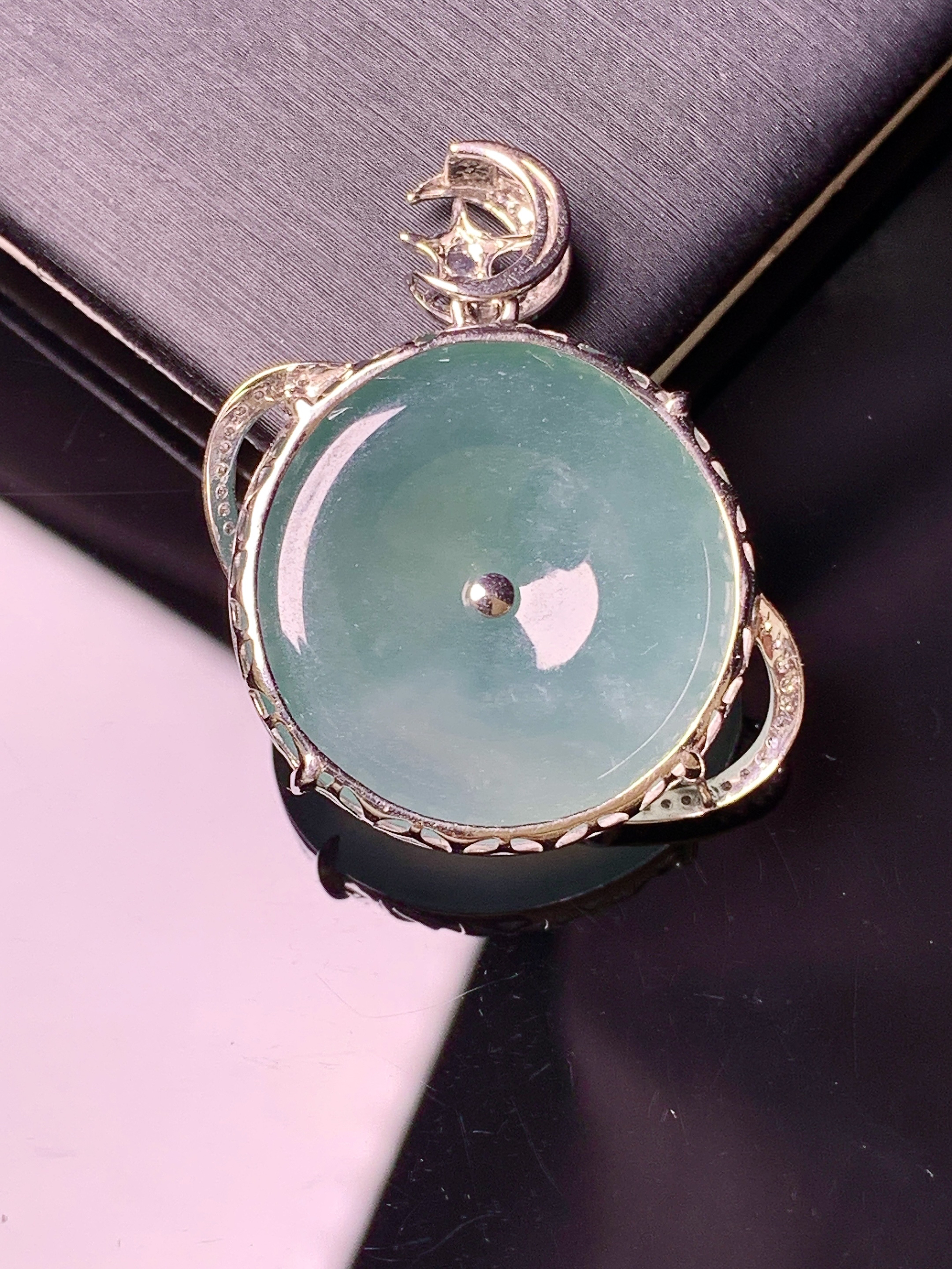 18k金钻镶嵌冰种晴绿平安扣吊坠 玉质细腻 水润亮眼 色泽艳丽 整体尺寸32*22.8*4.8t1