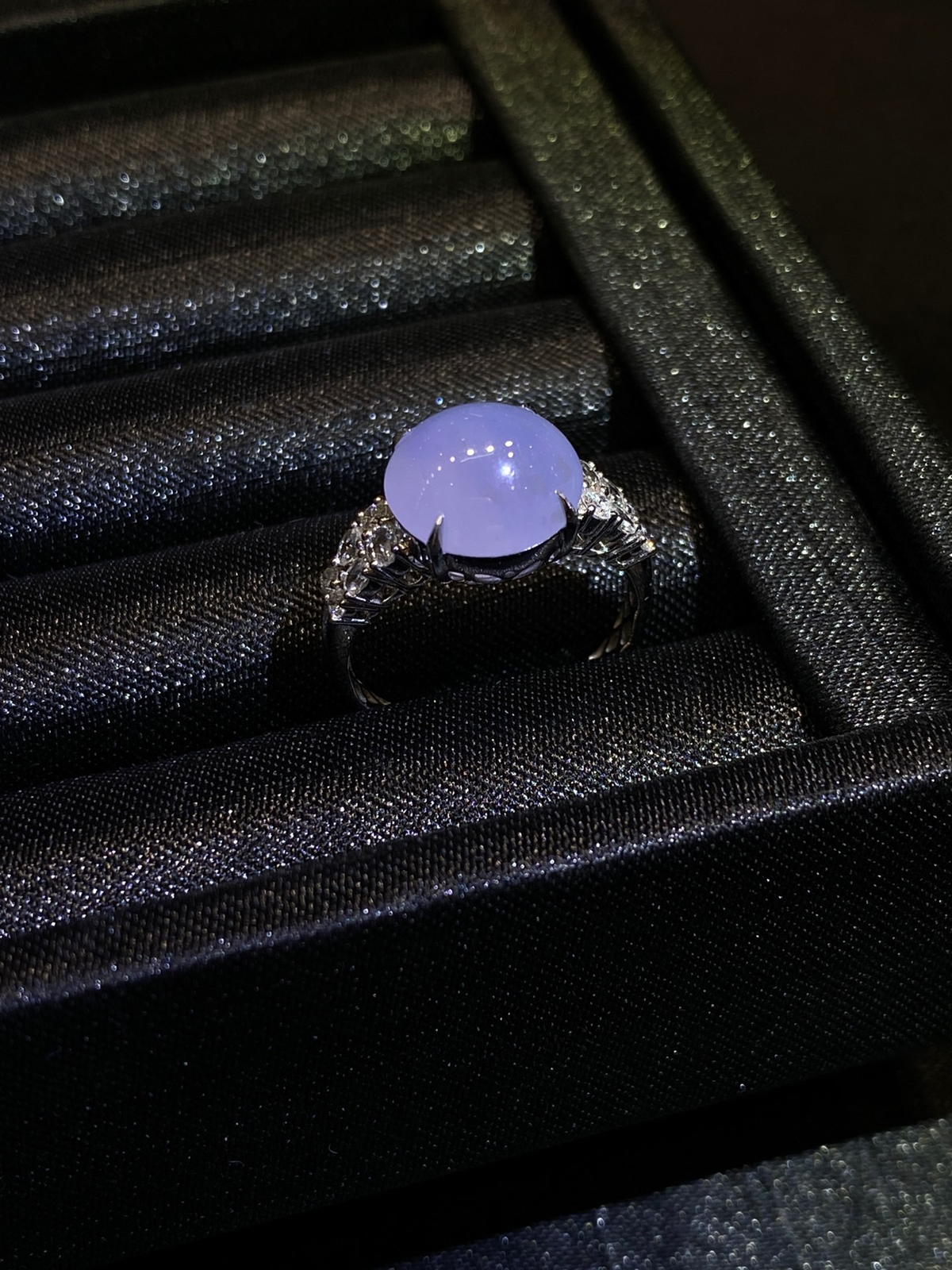  18k金镶嵌紫罗兰·蛋面
冰紫蛋面戒指胖鼓饱满，紫调清甜，钻饰点缀更显温柔..