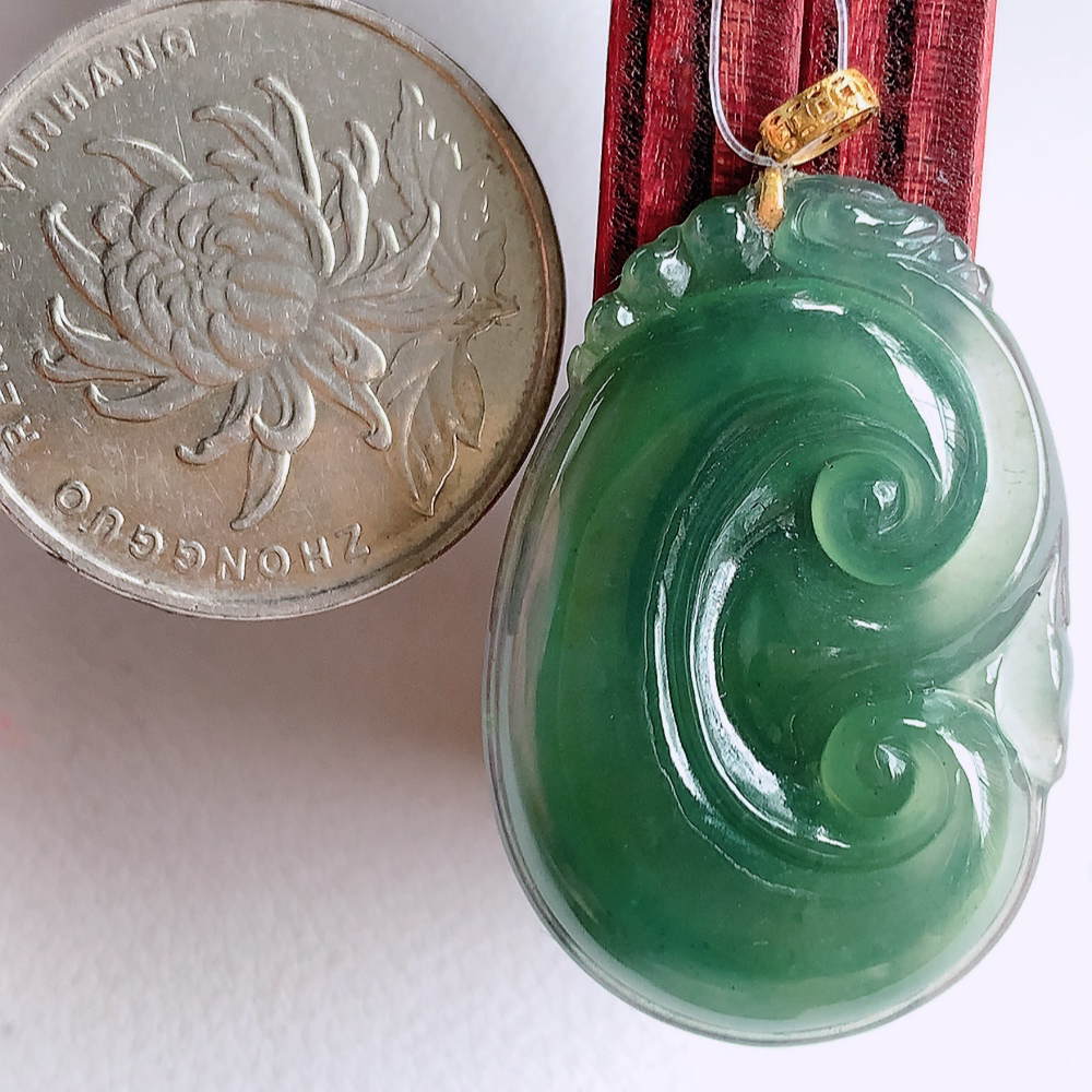 18k金扣蓝冰吉祥如意翡翠吊坠  寓意“万事如意，吉祥如意,福寿绵长 心想事成”饱满大气，通透水润  W49.13  尺寸：31.8-21.5-3.8mm