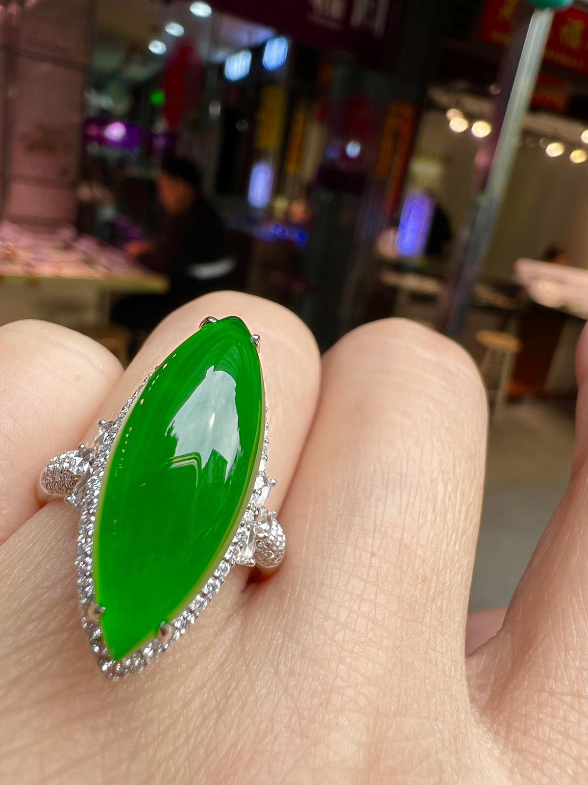 【满色戒指 色泽艳丽】
18K金奢华满钻  种好品质细腻