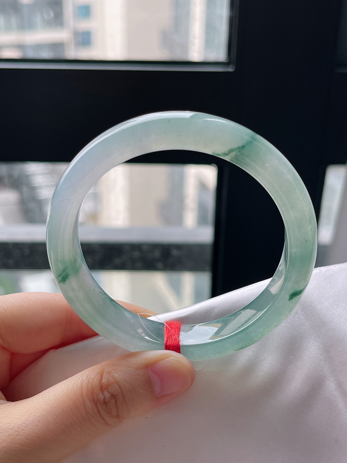 正圈57.7圈口，翡翠冰糯种飘绿手镯