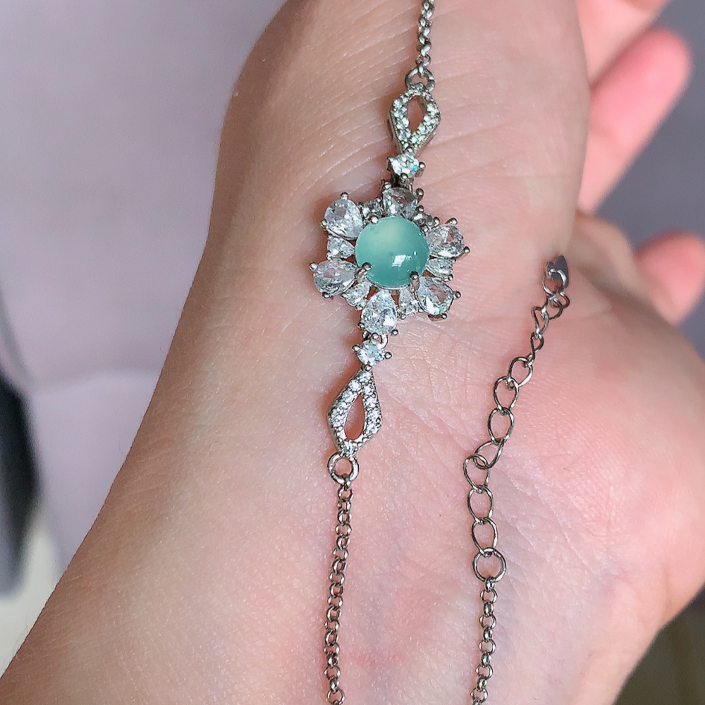 冰晴水翡翠蛋面手链，水水润润，珠圆玉润，颜色鲜艳，妙明清净，清秀高雅，佩戴效果优雅迷人！性价比超值 