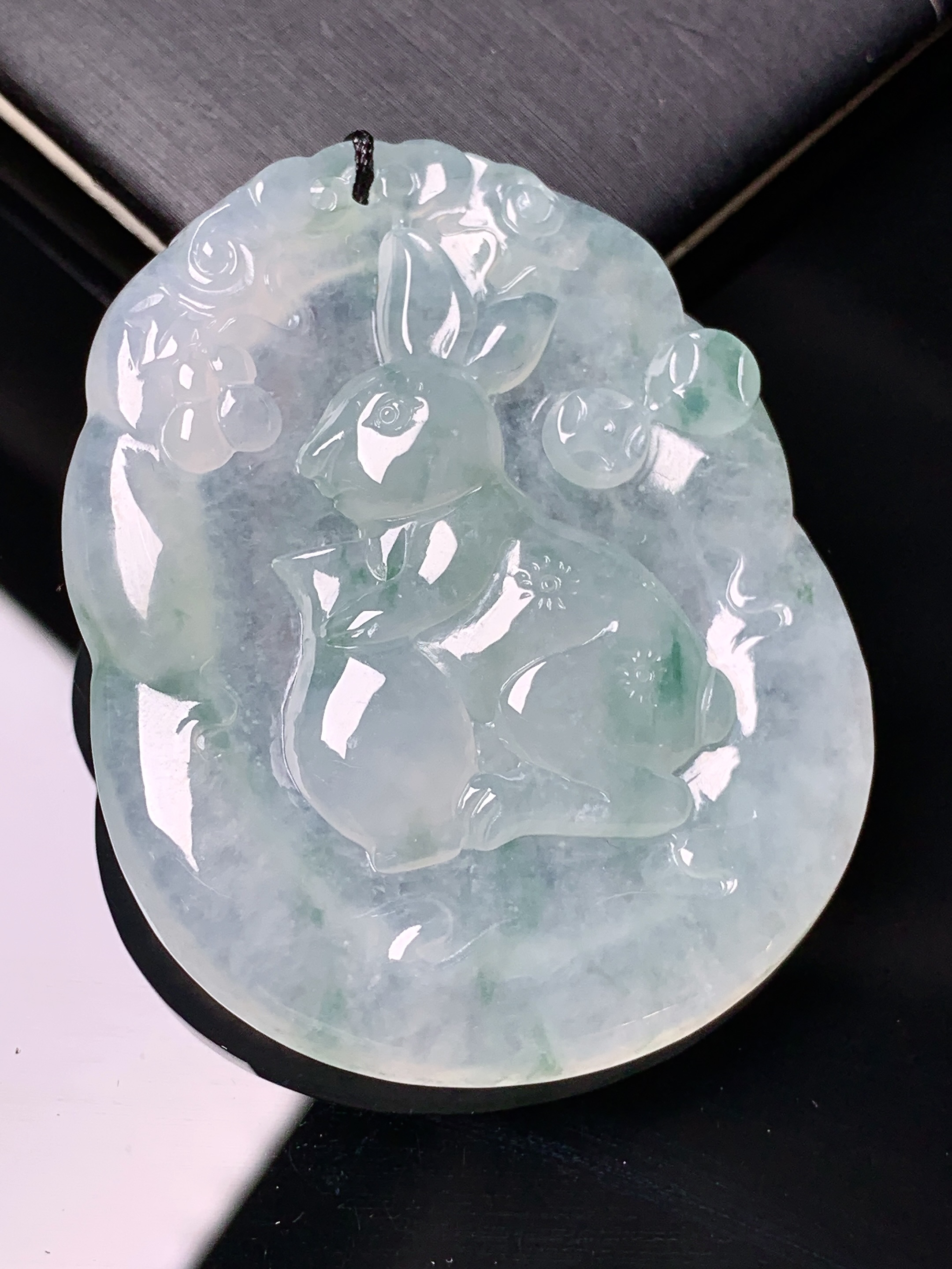 冰种生肖兔吊坠 玉质细腻 水润亮眼 色泽艳丽 整体尺寸49.6*40.3*6.6b2