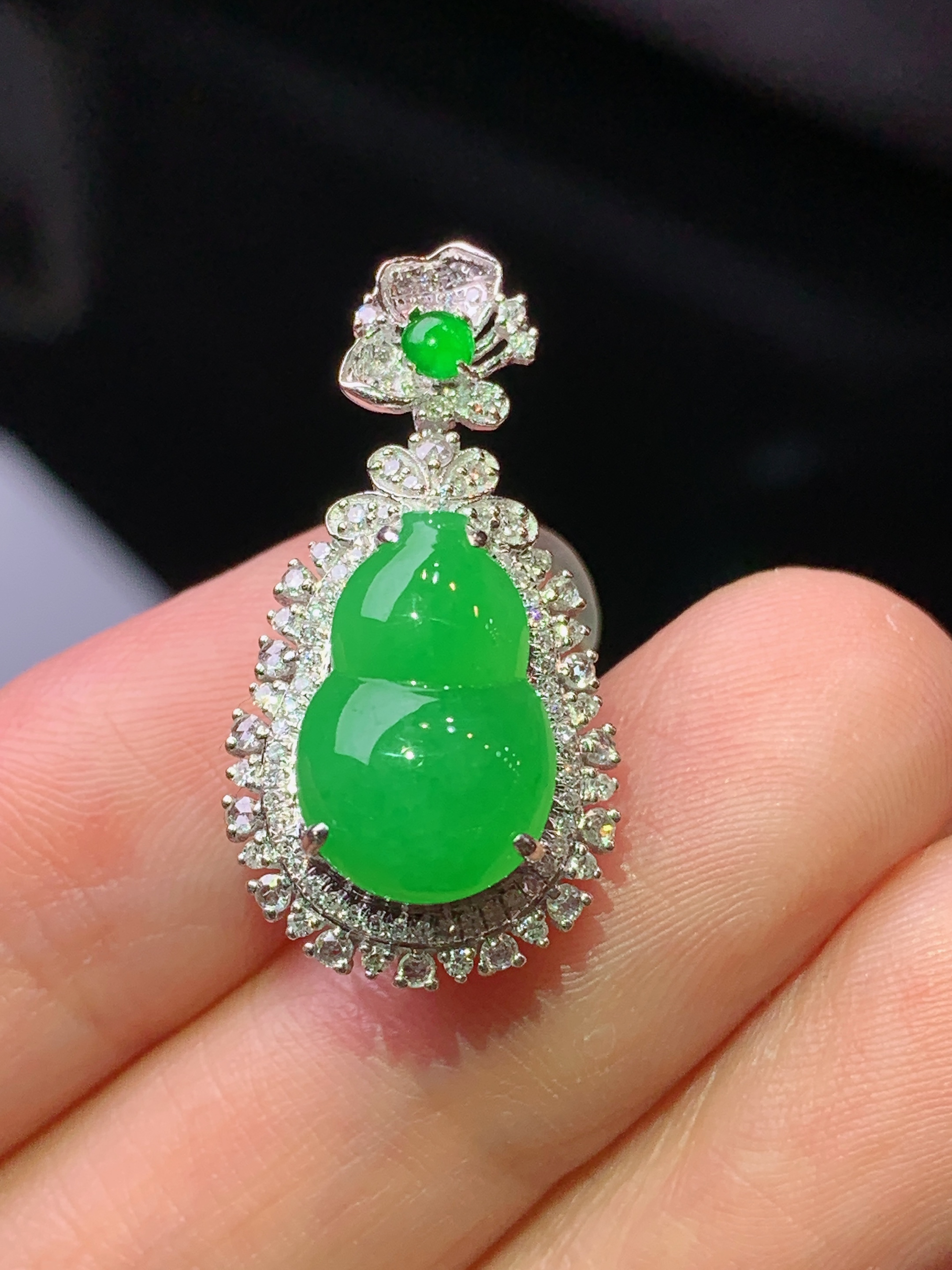 18k金钻镶嵌阳绿葫芦吊坠 玉质细腻 水润亮眼 色泽艳丽 整体尺寸26*13.5*10.8k1