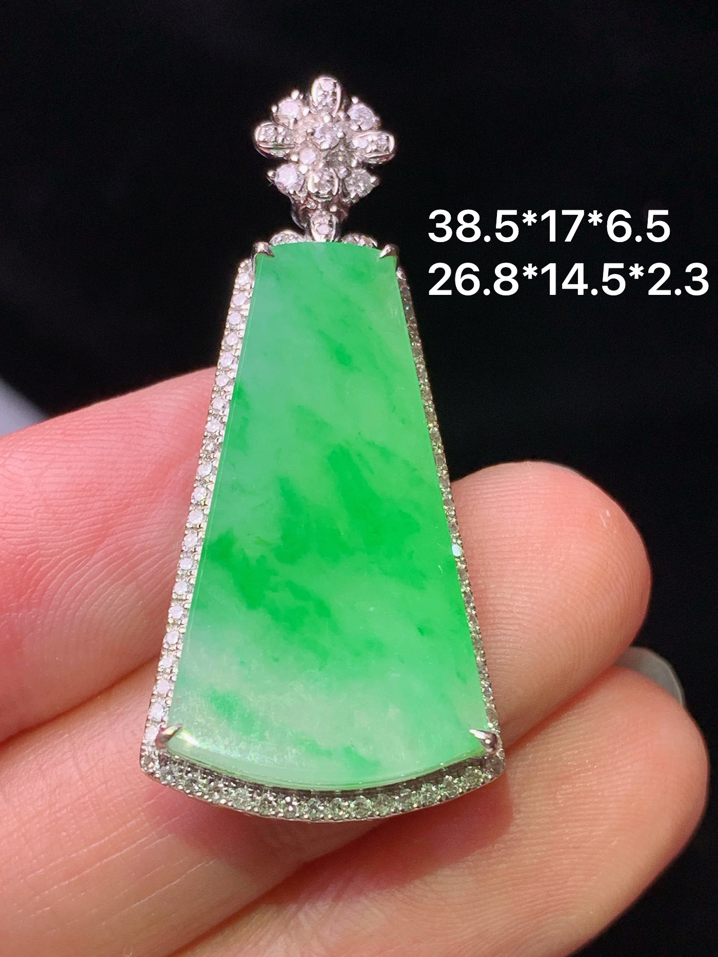 18k金钻镶嵌飘绿阳绿无事牌吊坠 玉质细腻 水润亮眼 色泽艳丽 整体尺寸38.5*17*6.5z1