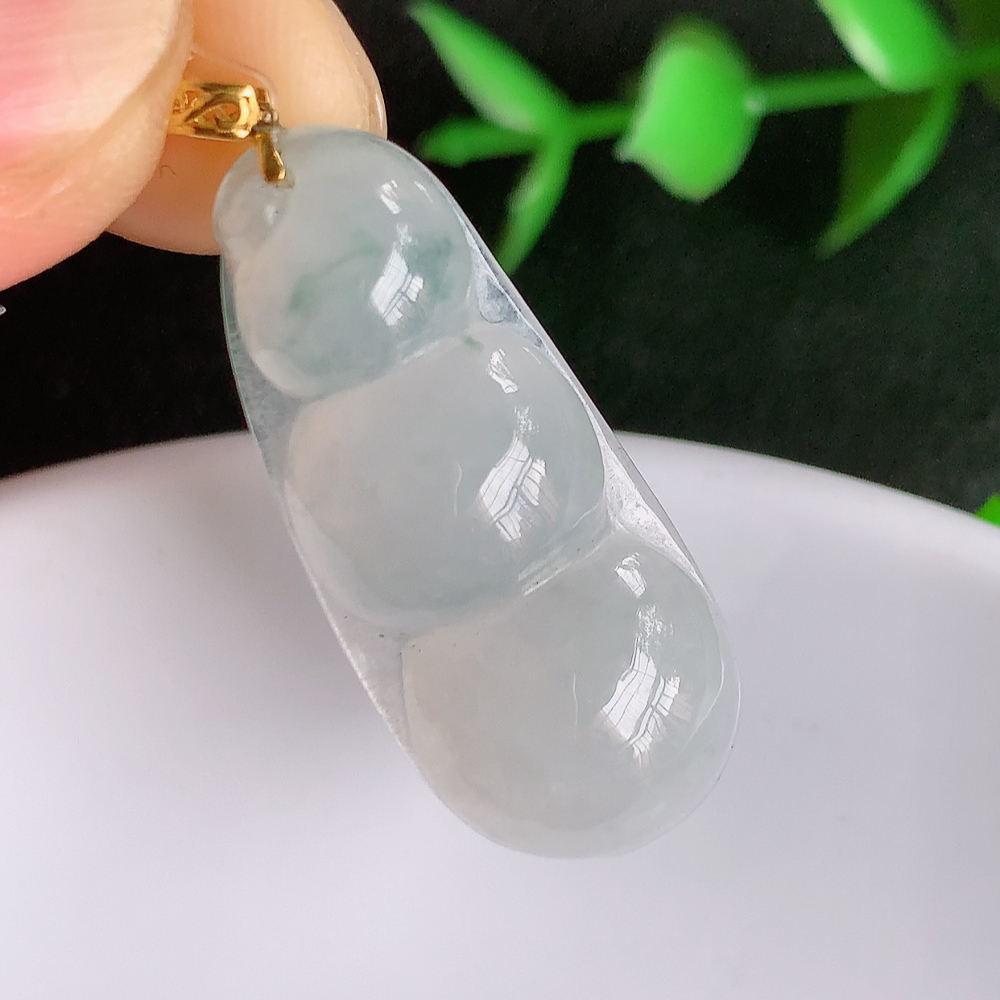 18k金扣冰润飘花福豆翡翠挂件，老种飘花  冰清玉洁  胶感十足  寓意“四季平安，福气满满”颜色鲜艳，清新自然，饱满通透   W49.13  尺寸：29.5-13-5.5mm