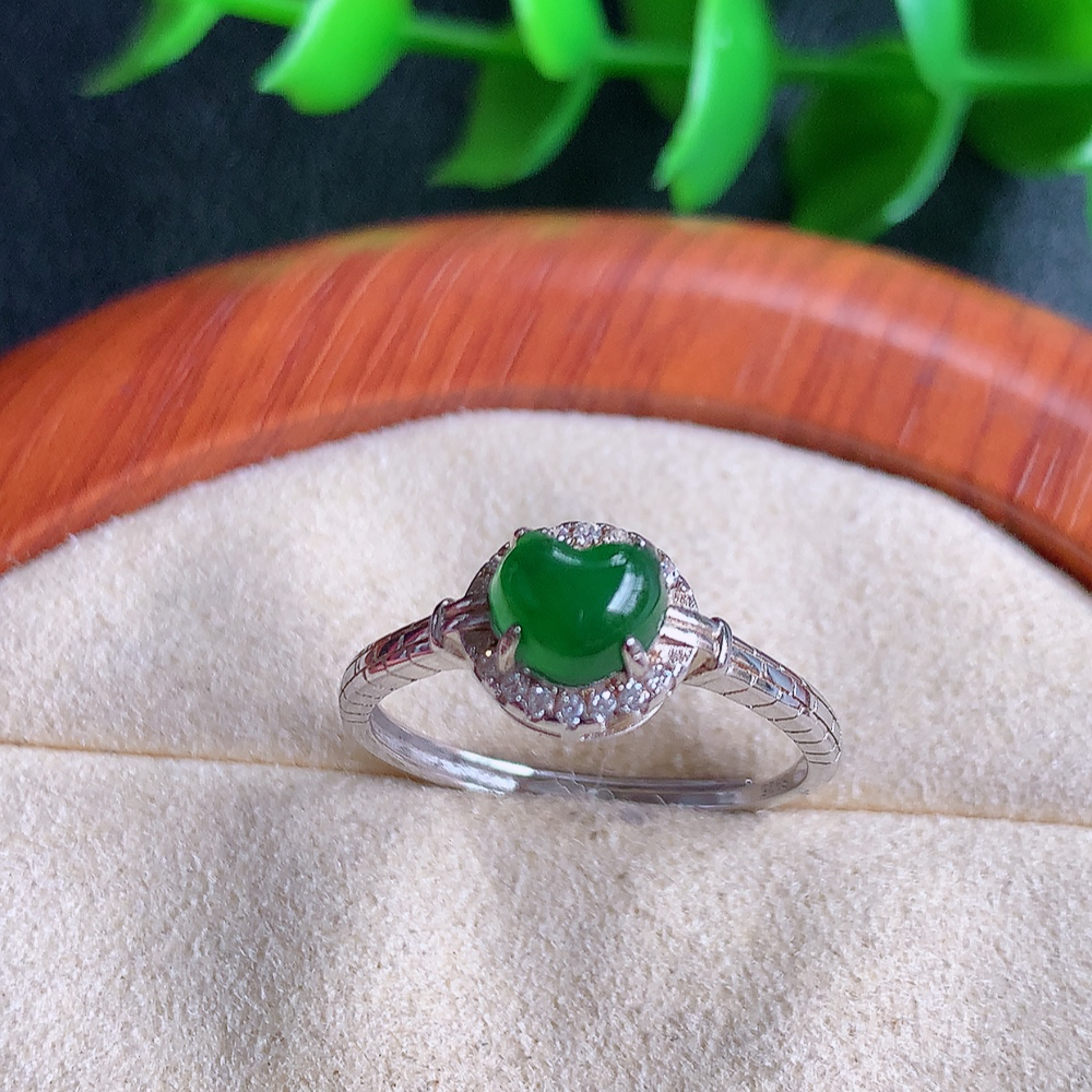 冰润满绿精美环形翡翠戒指  玉质细腻  冰清玉润  飘花灵动  颜色漂亮  W481.13  内径尺寸：18-8-6.5mm  裸石尺寸：5.5-6mm