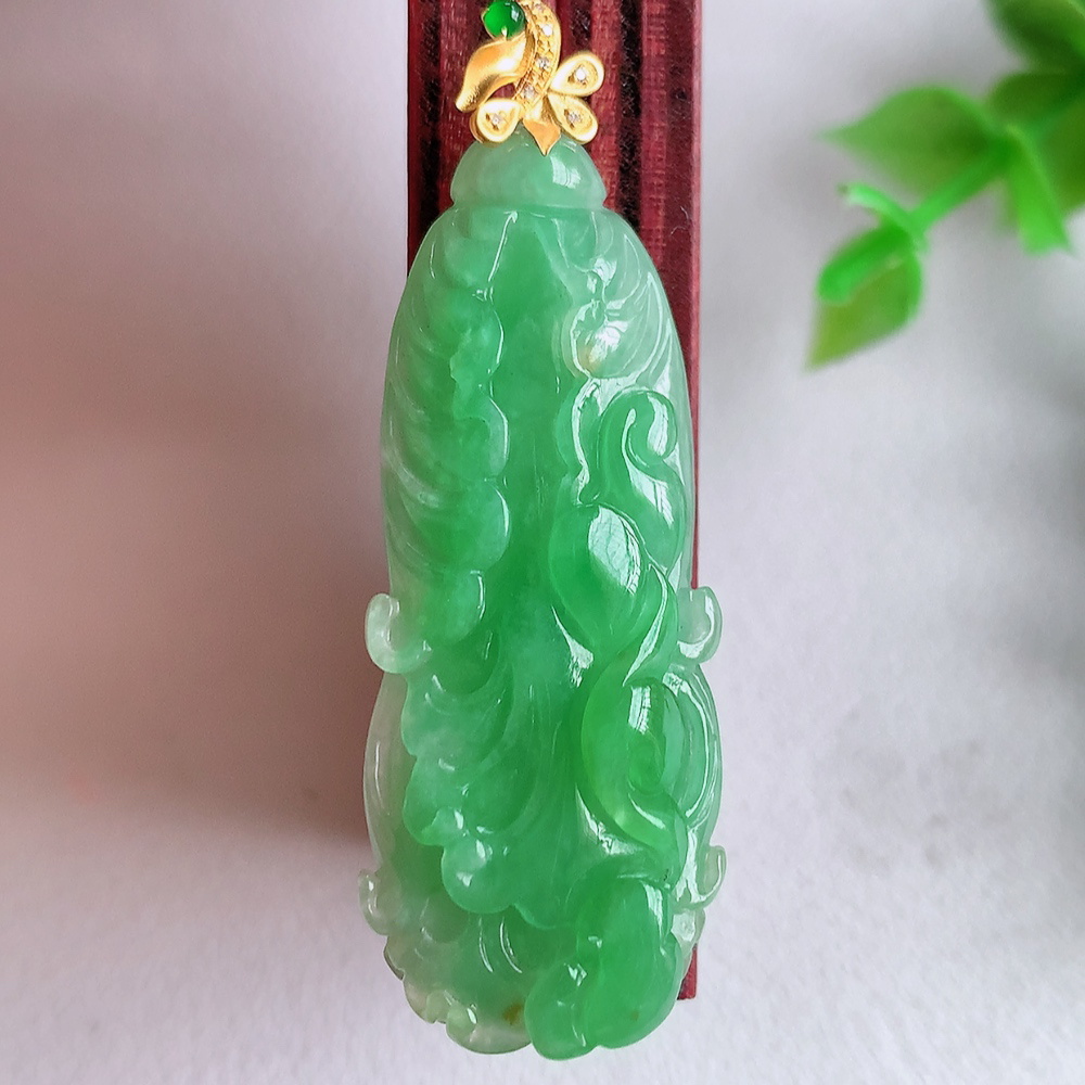 18k金伴钻冰润飘绿白菜吊坠  玉质细腻，巧雕白菜，叶脉纹理细密，饱和紧密;茎叶粗壮有力，白菜”音通