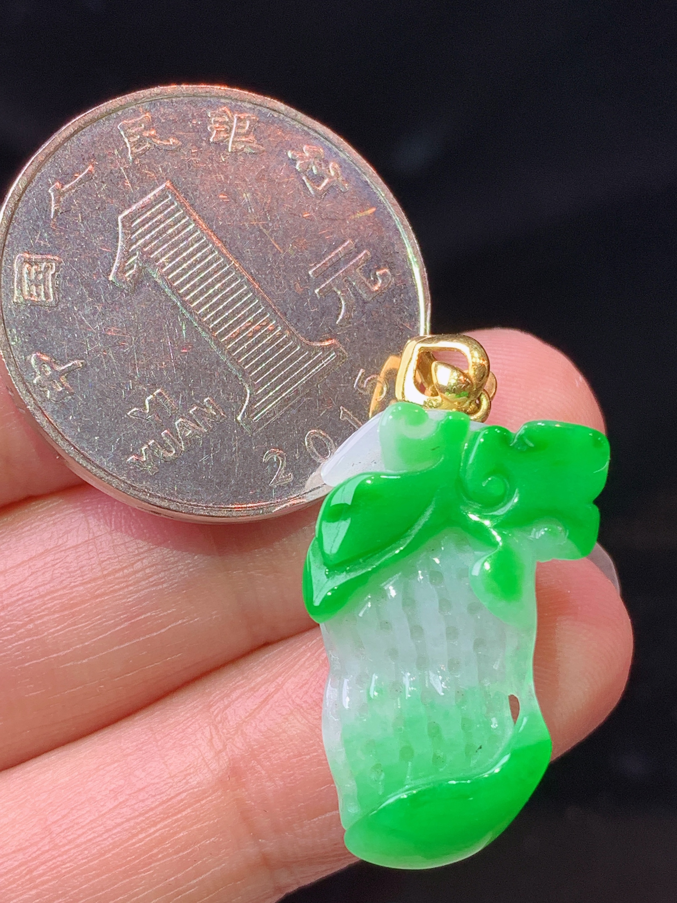 18k金镶嵌飘阳绿花生吊坠 玉质细腻 水润亮眼 色泽艳丽 整体尺寸29*15.3*8z1