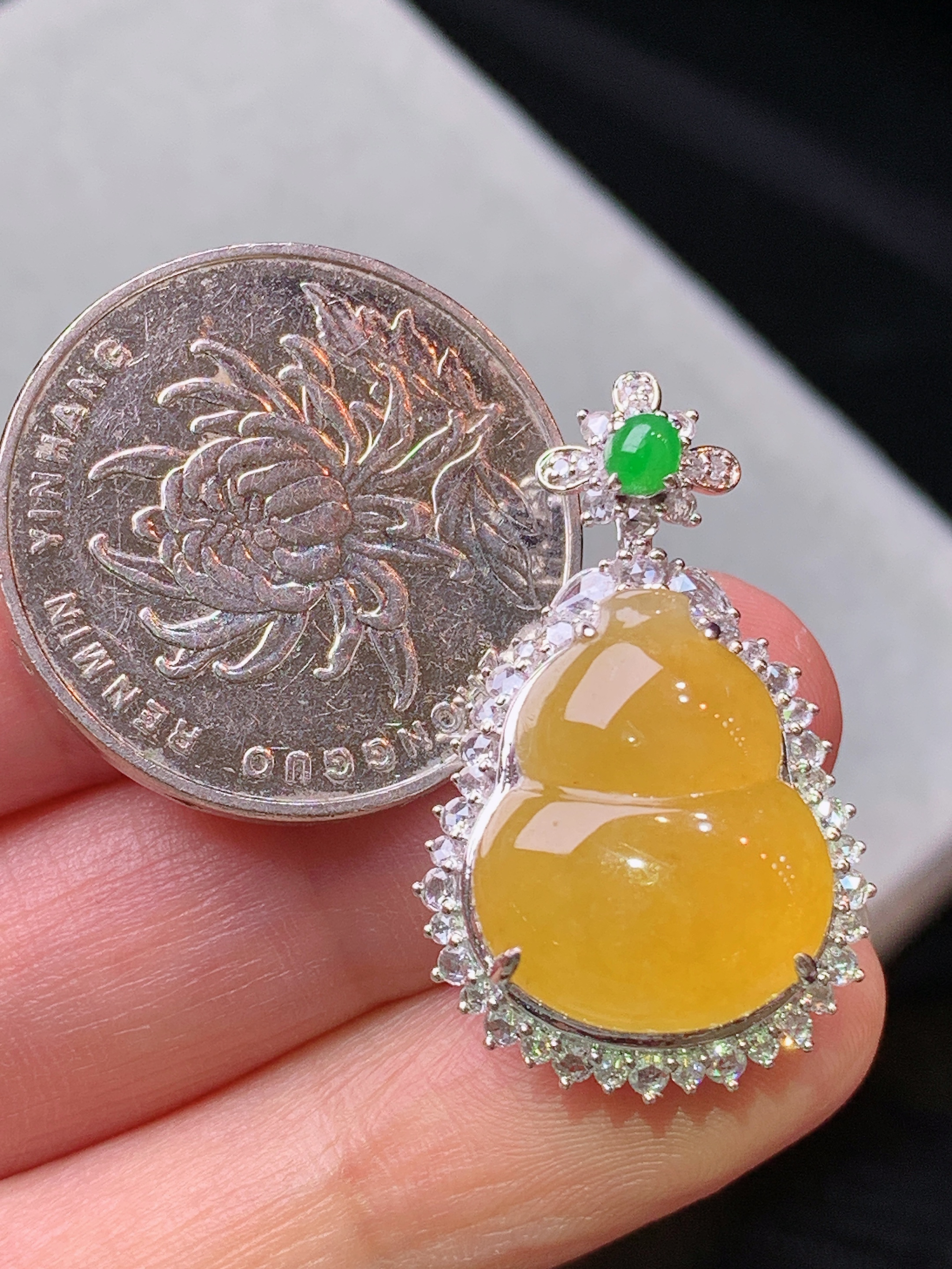 18k金钻镶嵌黄翡葫芦吊坠 玉质细腻 水润亮眼 色泽艳丽 整体尺寸29.8*18.5*11.8k1