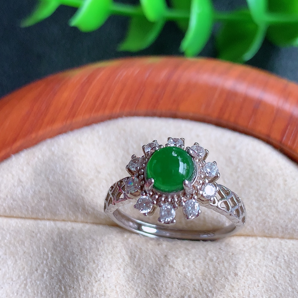 冰润满绿精美环形翡翠戒指  玉质细腻  冰清玉润  飘花灵动  颜色漂亮  W481.13  内径尺寸：17.5-11.8-8mm  裸石尺寸：6mm