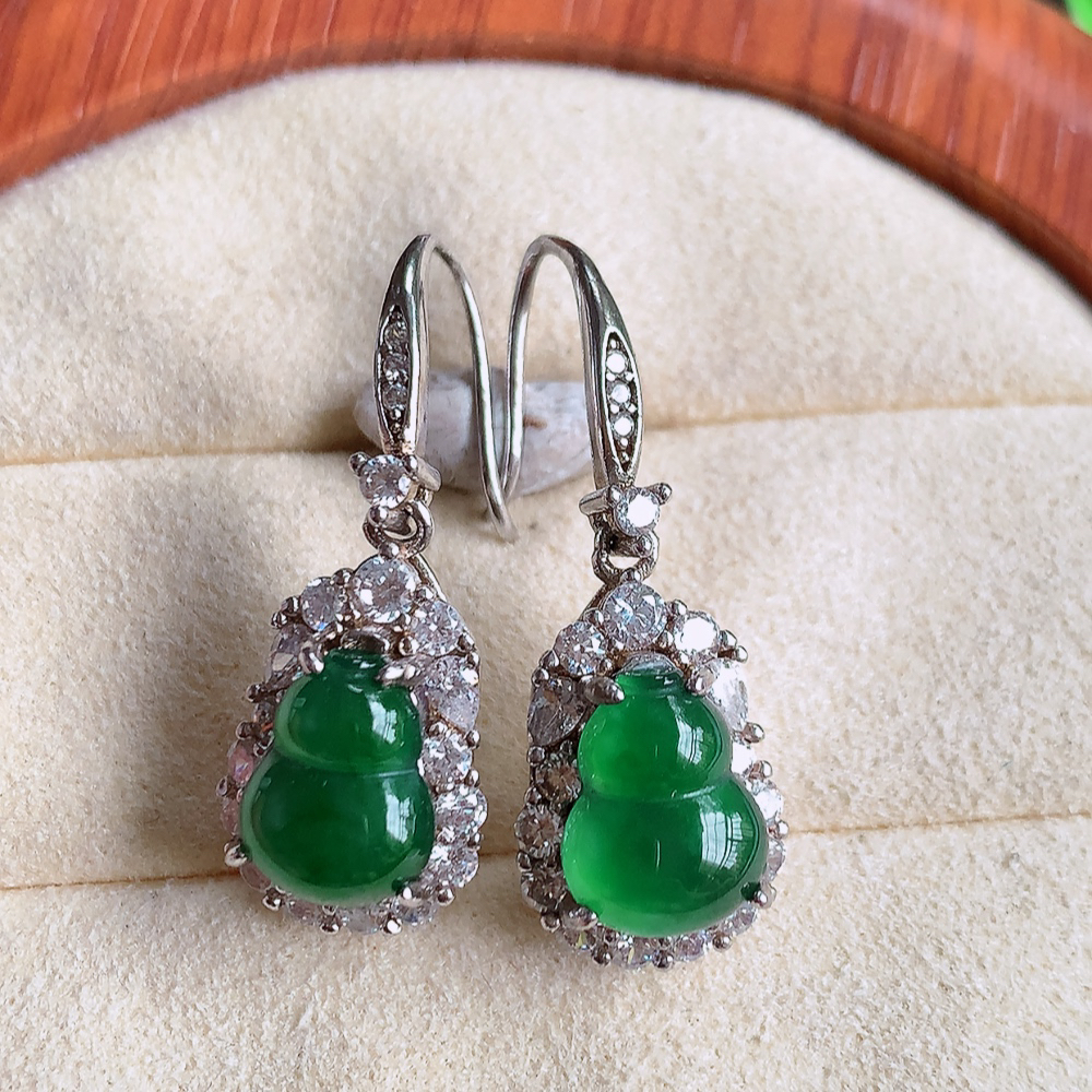 冰满绿翡翠925银镶嵌葫芦耳坠，自然光实拍，翠色灵动，颜色漂亮，种老水足，品相佳，佩戴佳品！W481.13  取一整体尺寸：17.5-10.6-7.8mm  裸石尺寸：10-7.8mm