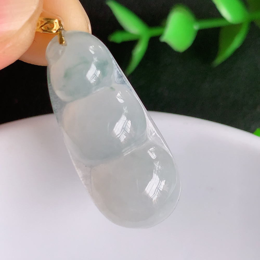 18k金扣冰润飘花福豆翡翠挂件，老种飘花  冰清玉洁  胶感十足  寓意“四季平安，福气满满”颜色鲜艳，清新自然，饱满通透   W49.13  尺寸：29.5-13-5.5mm