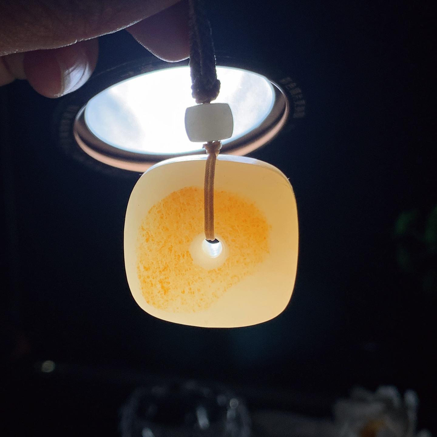 新疆和田玉四方扣挂件。尺寸28/13重24.5克。玉质细腻油润。手推出油。佩戴高端典雅。lt260413