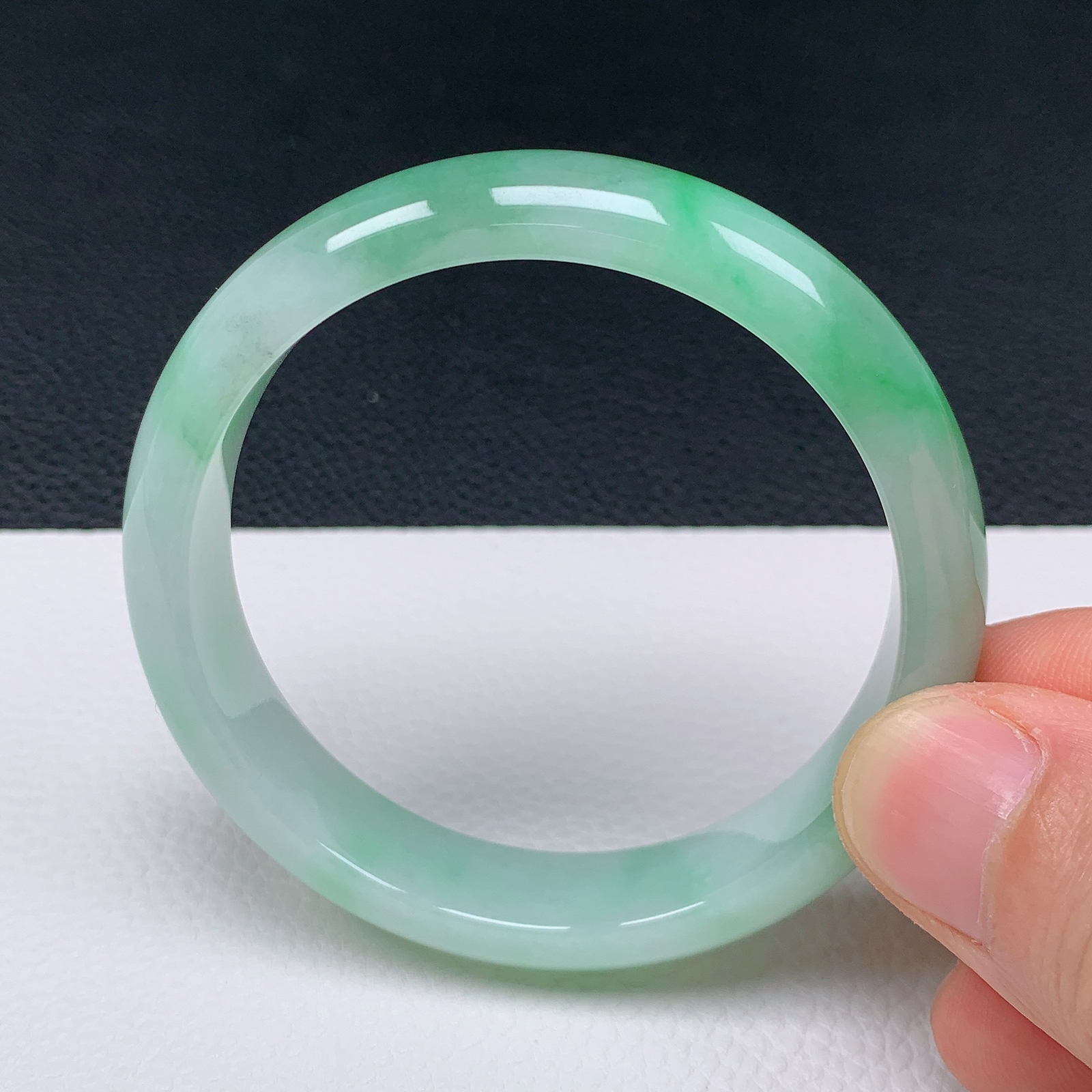 天然翡翠圈口54-55老坑冰透飘绿半山水手镯 玉质细腻 种水好 尺寸：54.5-12.1-6.8mm  M3