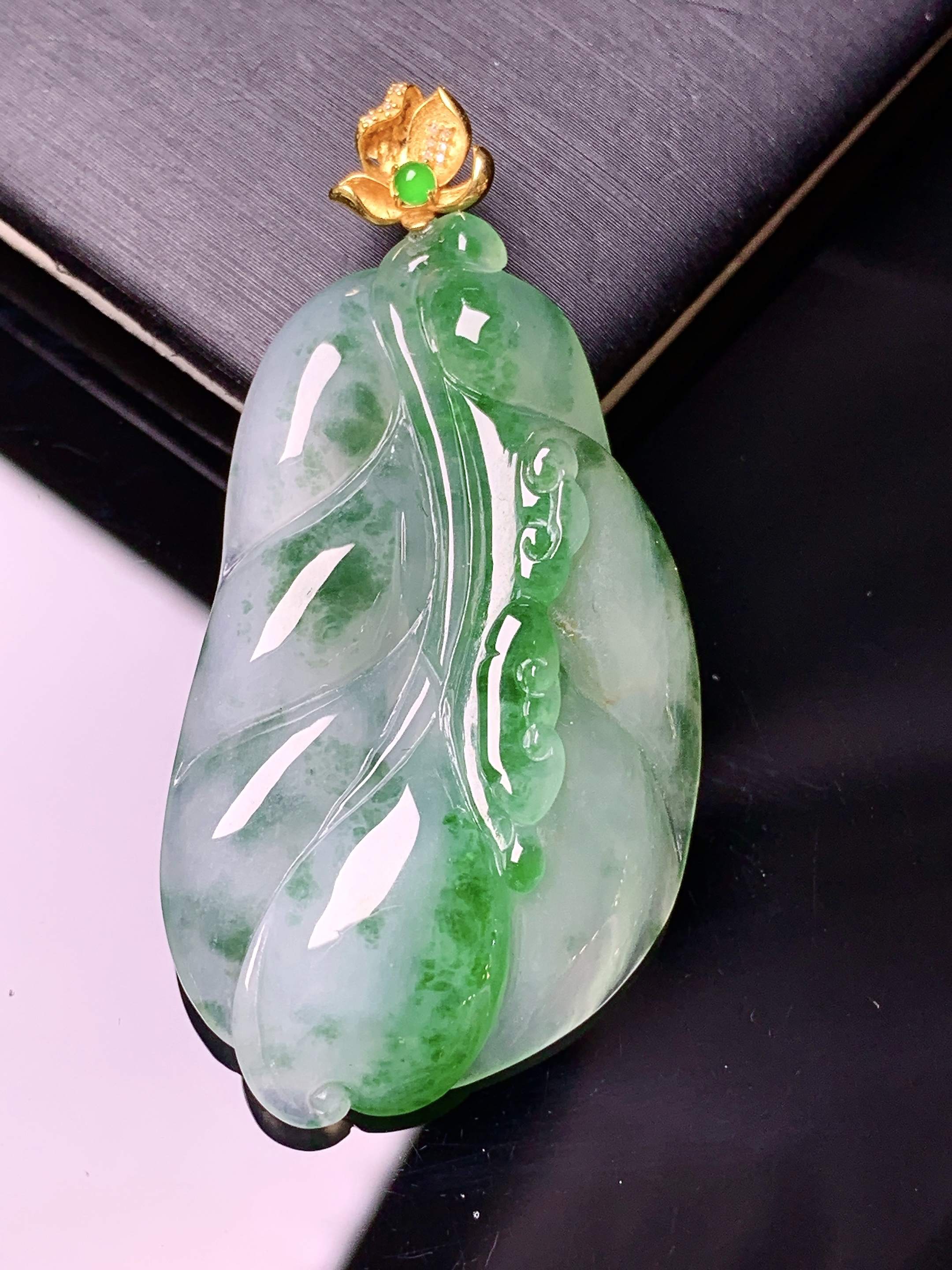 18k金钻镶嵌飘绿树叶吊坠 玉质细腻 色泽艳丽清新 水润亮眼 整体尺寸48*24*6e1