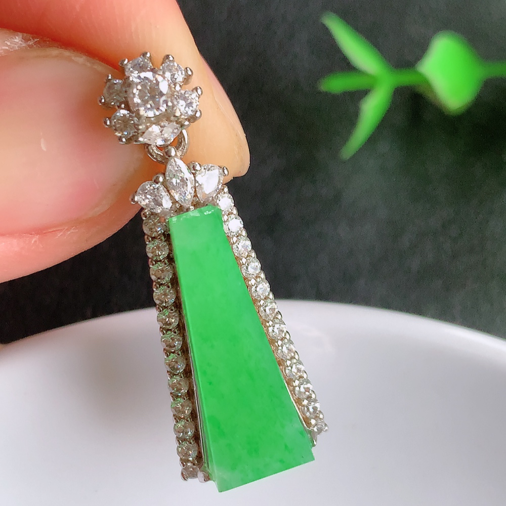 冰润满绿无事牌翡翠吊坠，平平安安，万事如意，沁人心脾，清秀高雅， 925银饰镶嵌   W357.13 整体尺寸：34.5-12.5-7.3mm    裸石尺寸：21.8-8.2mm