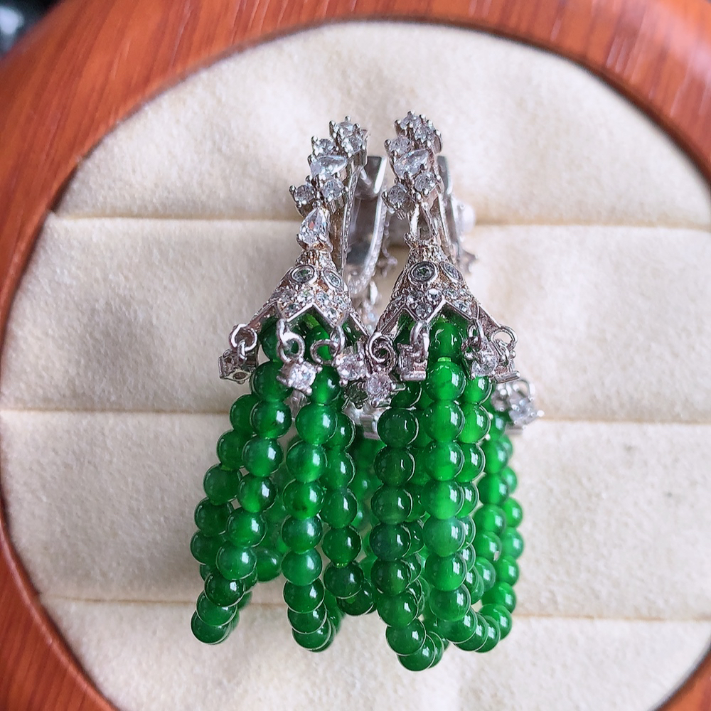 冰满绿翡翠925银镶嵌耳坠，自然光实拍，翠色灵动，颜色漂亮，种老水足，品相佳，佩戴佳品！W481.1