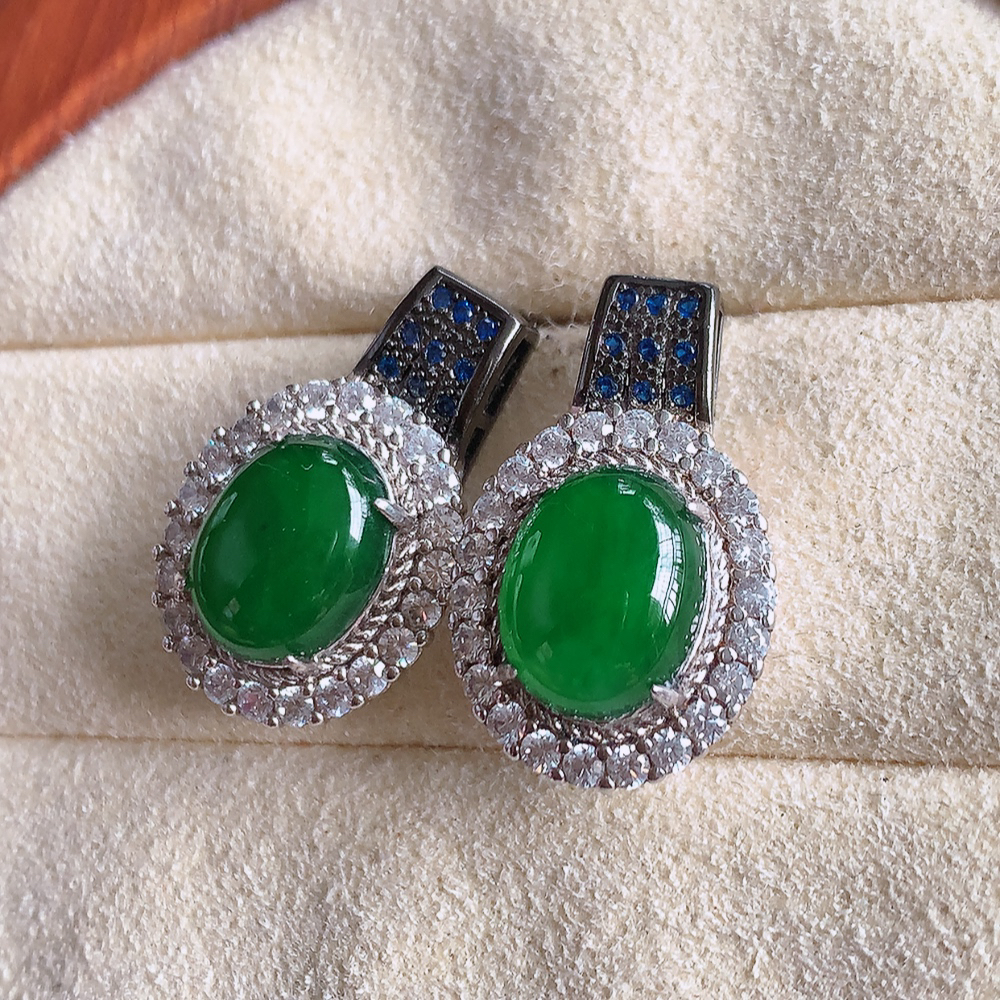 冰满绿翡翠925银镶嵌耳坠，自然光实拍，翠色灵动，颜色漂亮，种老水足，品相佳，佩戴佳品！W481.13 取一整体尺寸：20.8-13-7.5mm  裸石尺寸：9.5-7.5mm