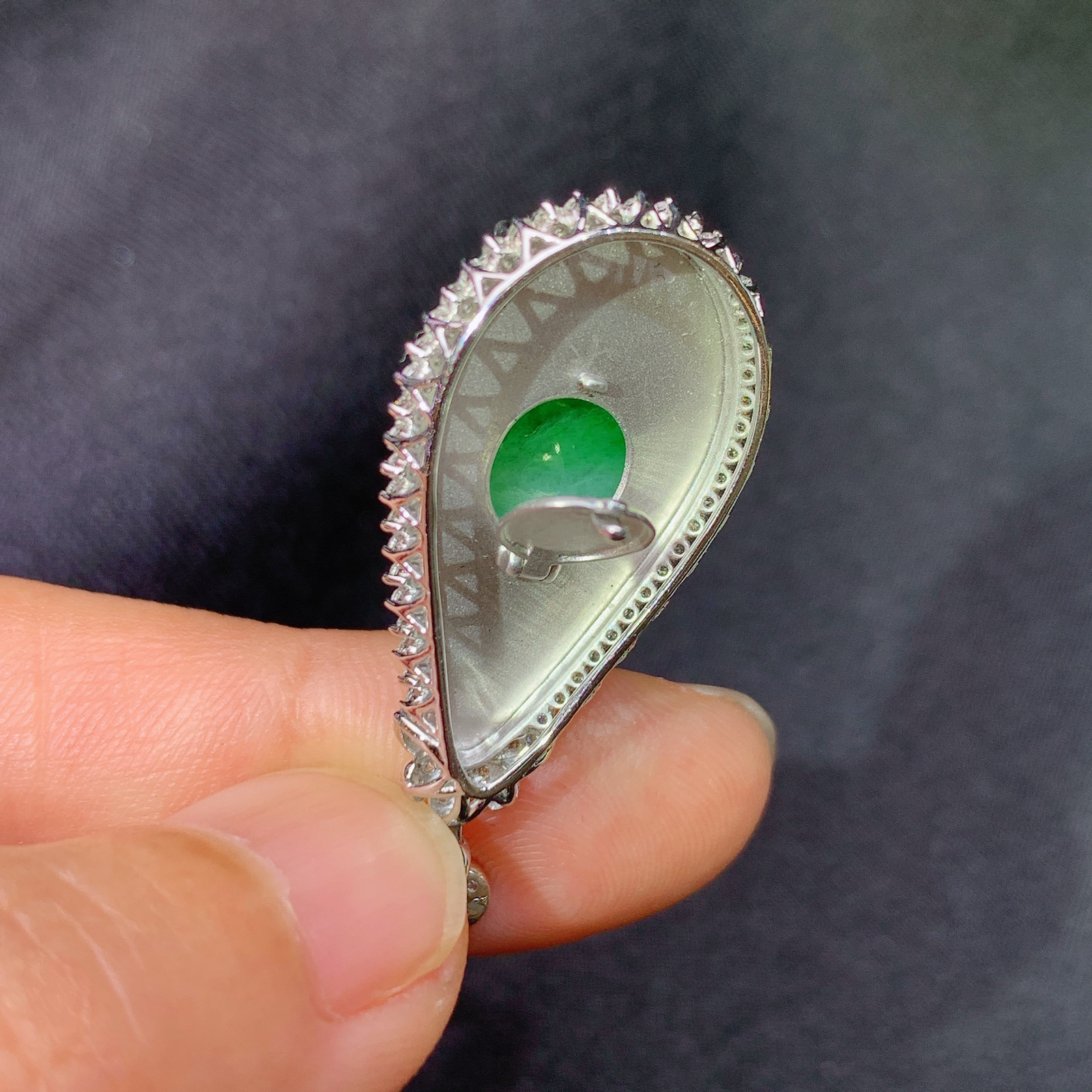 冰阳绿水滴吊坠，18k金镶嵌，冰润色阳，玉质细腻，种水足，Zha 尺寸36.6*16.3*6.5