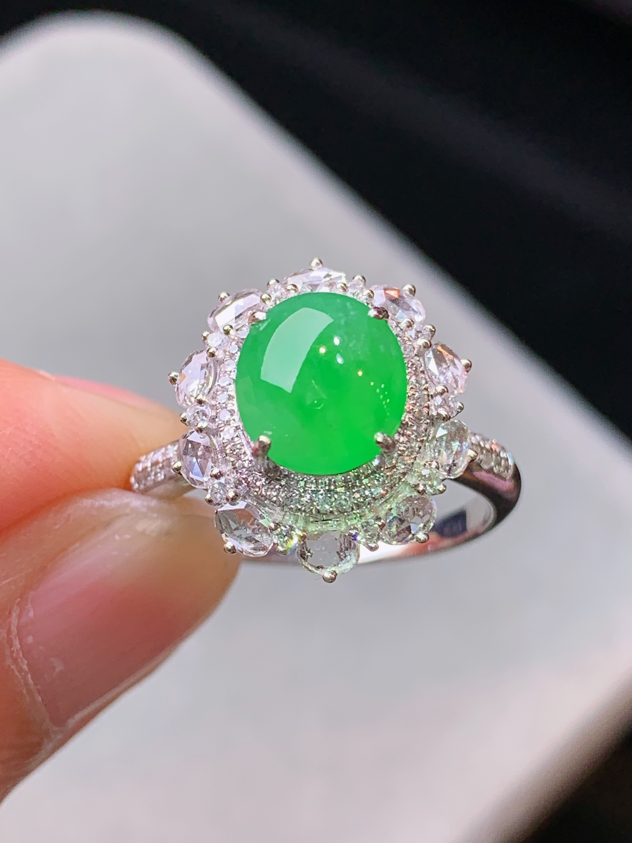 18k金钻镶嵌冰阳绿蛋面戒指 玉质细腻 水润亮眼 色泽艳丽 圈口14 整体尺寸15.8*14*9.8k1