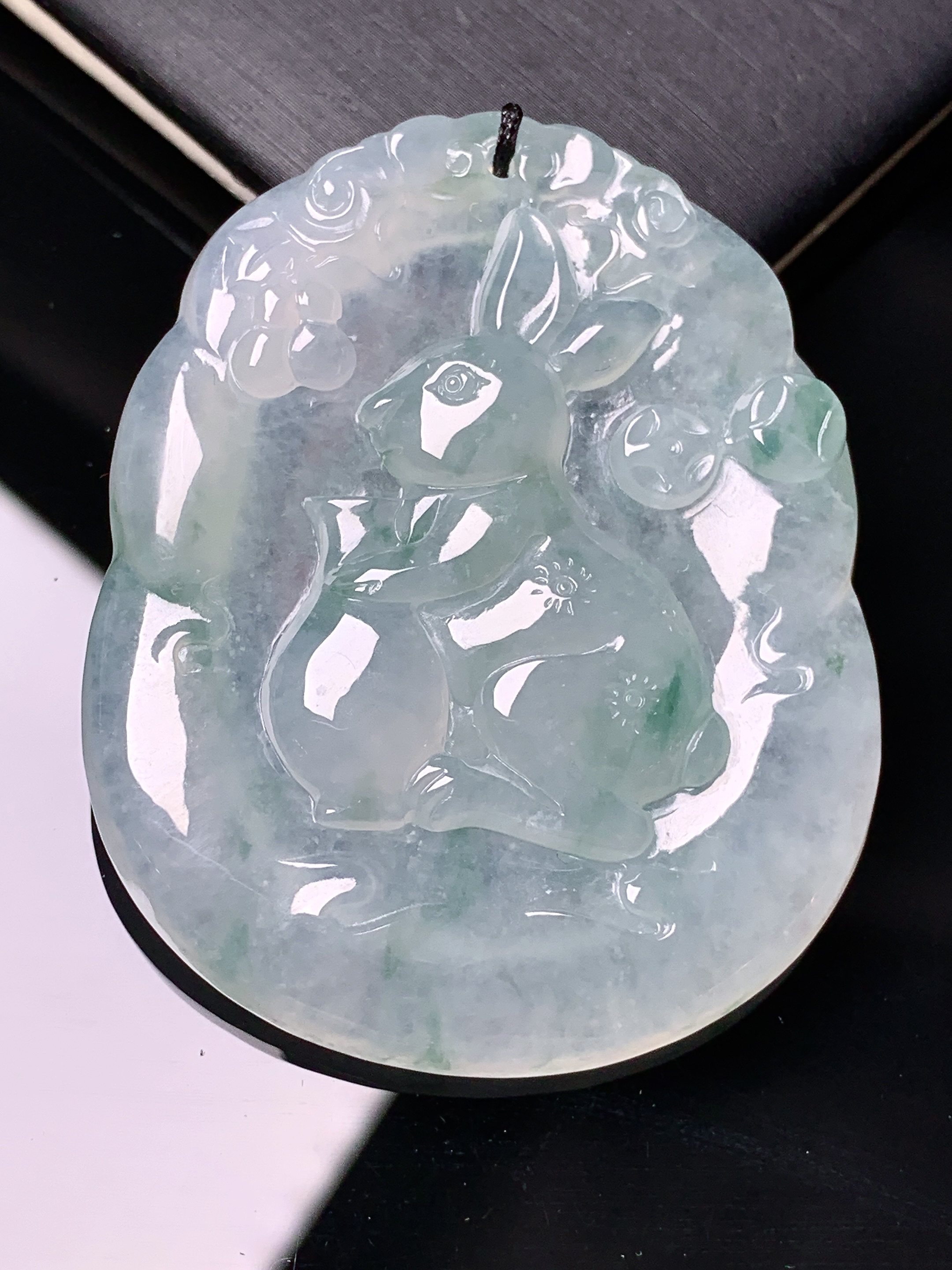 冰种生肖兔吊坠 玉质细腻 水润亮眼 色泽艳丽 整体尺寸49.6*40.3*6.6b2