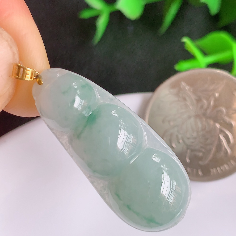 18k金扣冰润飘花福豆翡翠挂件，老种飘花  冰清玉洁  胶感十足  寓意“四季平安，福气满满”颜色鲜艳，清新自然，饱满通透   W49.16  尺寸：34-14.2-6mm