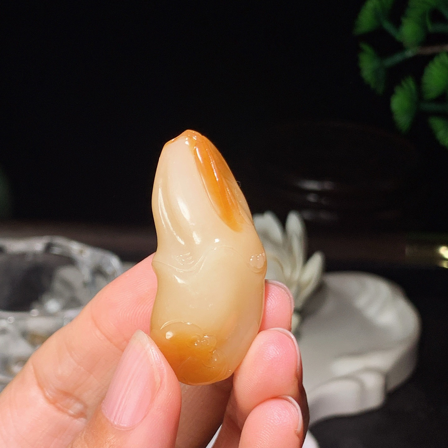 新疆和田玉白玉且末糖节节高升挂件 尺寸42/19/15重18克。玉质细腻油润。手推出油。佩戴高端典雅。lt260413