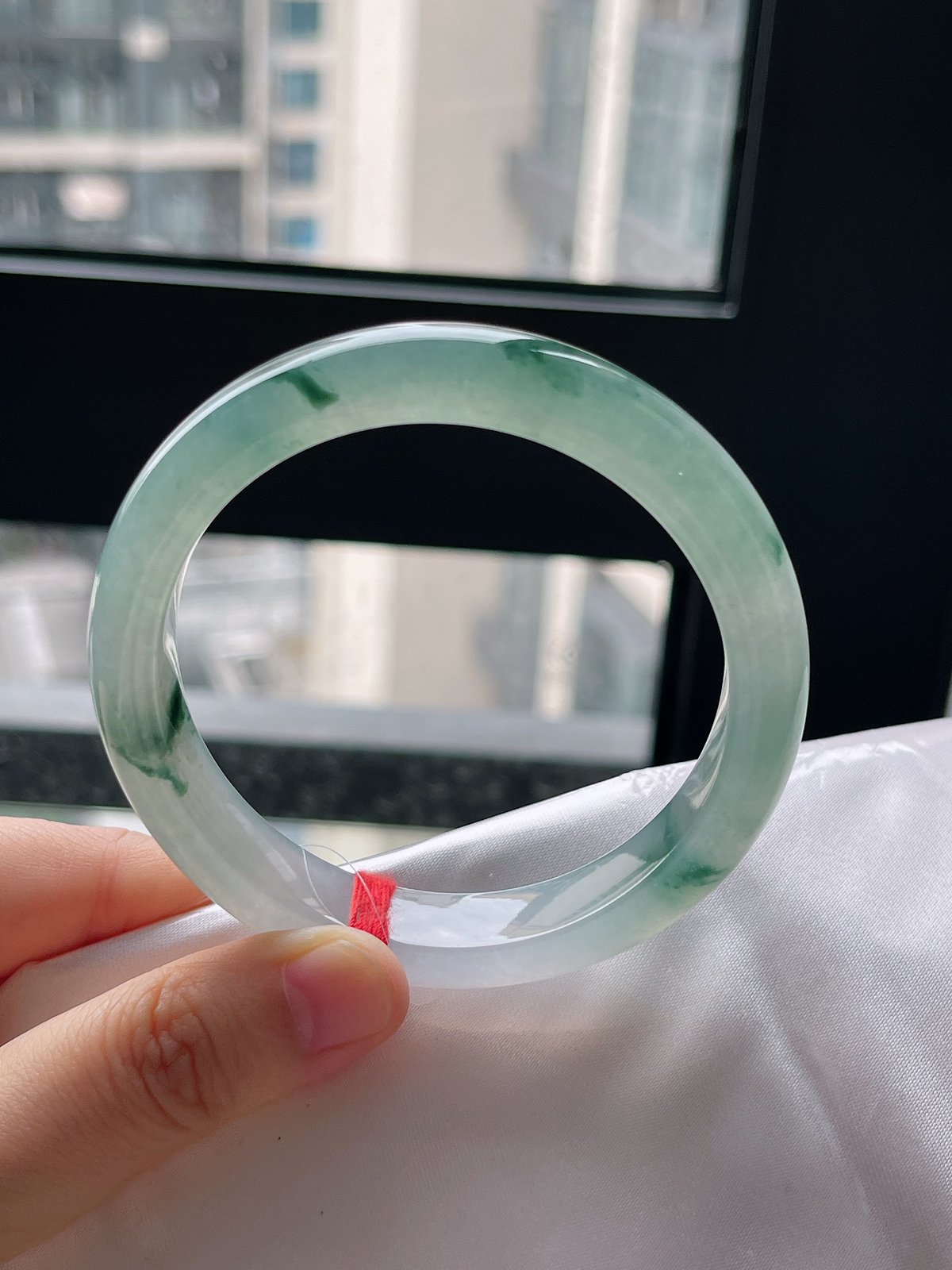 正圈57.7圈口，翡翠冰糯种飘绿手镯