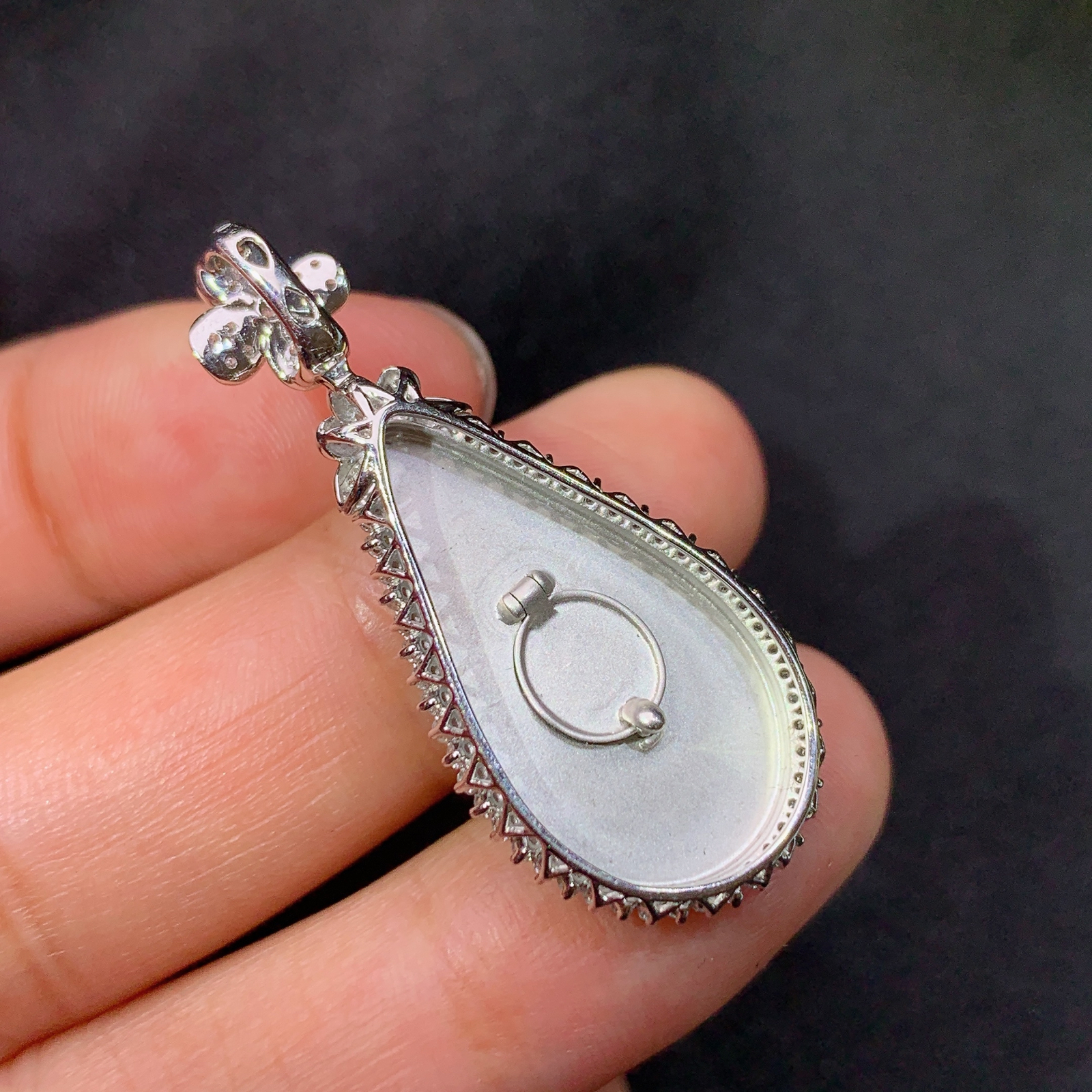 冰阳绿水滴吊坠，18k金镶嵌，冰润色阳，玉质细腻，种水足，Zha 尺寸36.6*16.3*6.5