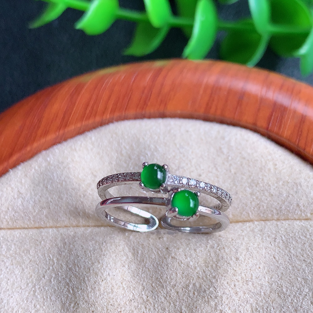 冰润满绿精美环形翡翠戒指  玉质细腻  冰清玉润  飘花灵动  颜色漂亮  W481.13  内径尺寸：17-6-3.6mm  裸石尺寸：3mm