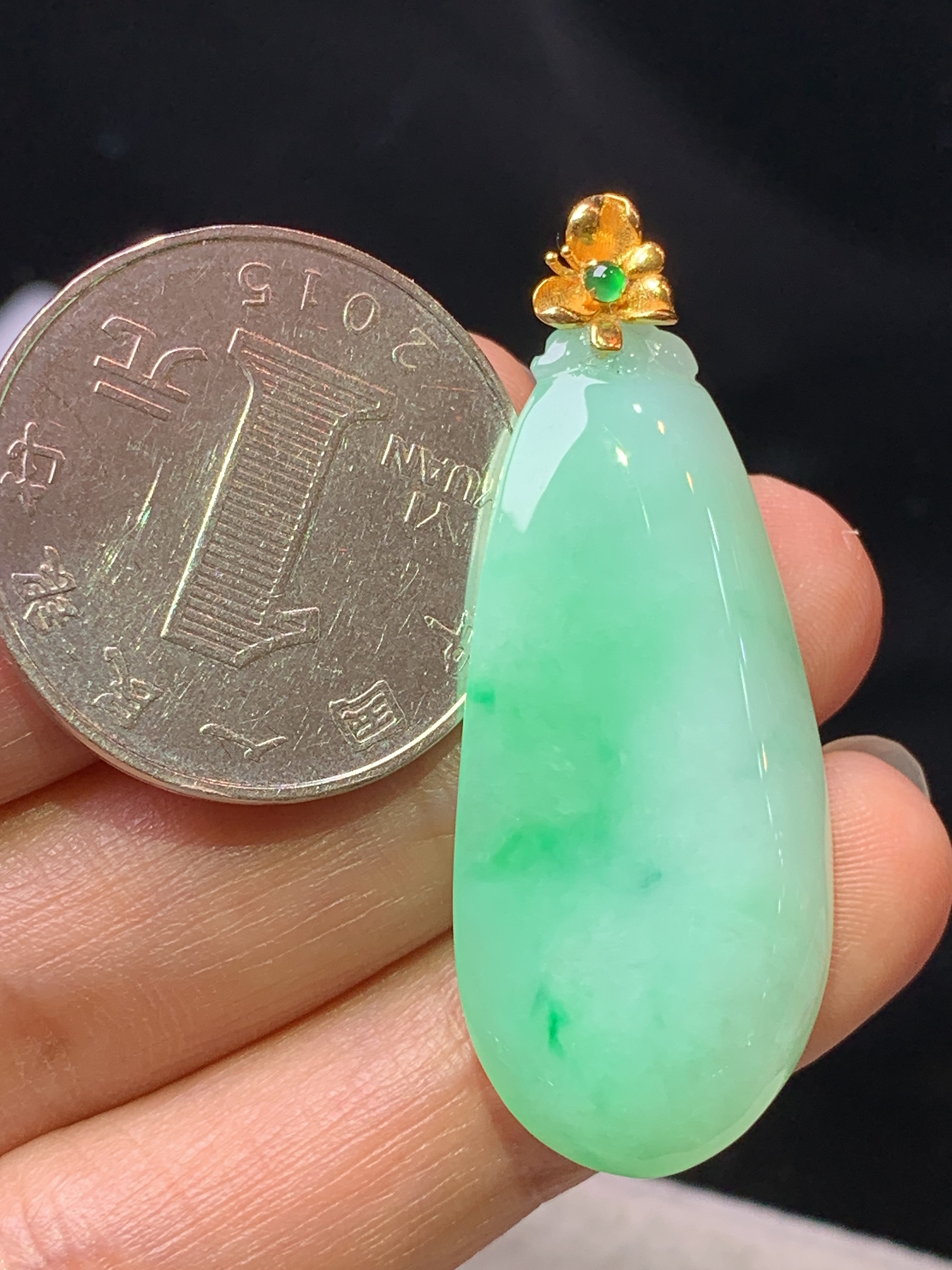 18k金镶嵌飘绿福瓜吊坠 玉质细腻 水润亮眼 色泽艳丽 整体尺寸42.2*16.6*5.6j1