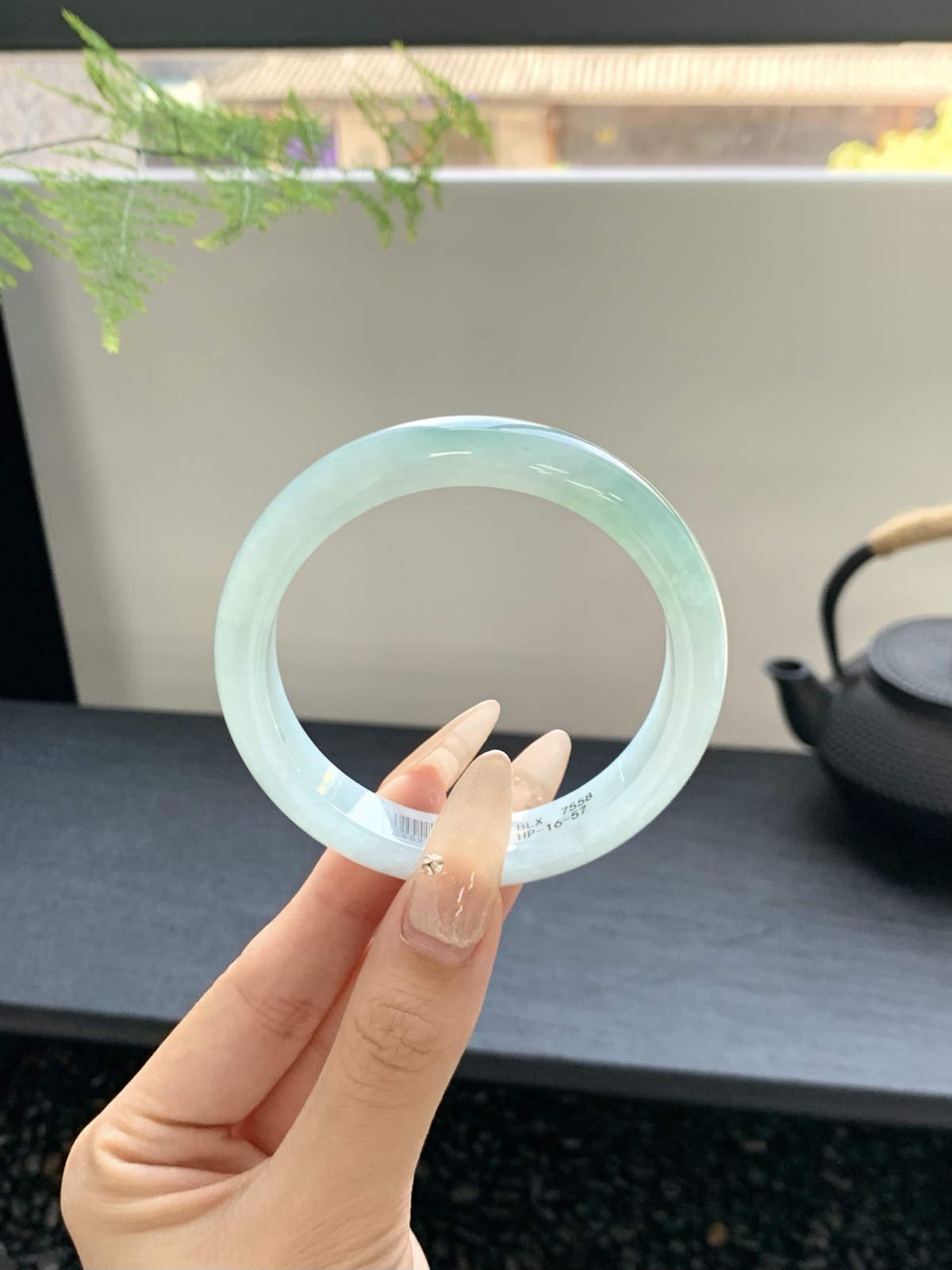 冰半山水手镯
仿佛蕴藏着大自然的灵气与生命的力量，给人一种神秘而优雅的感觉58-12-8mm