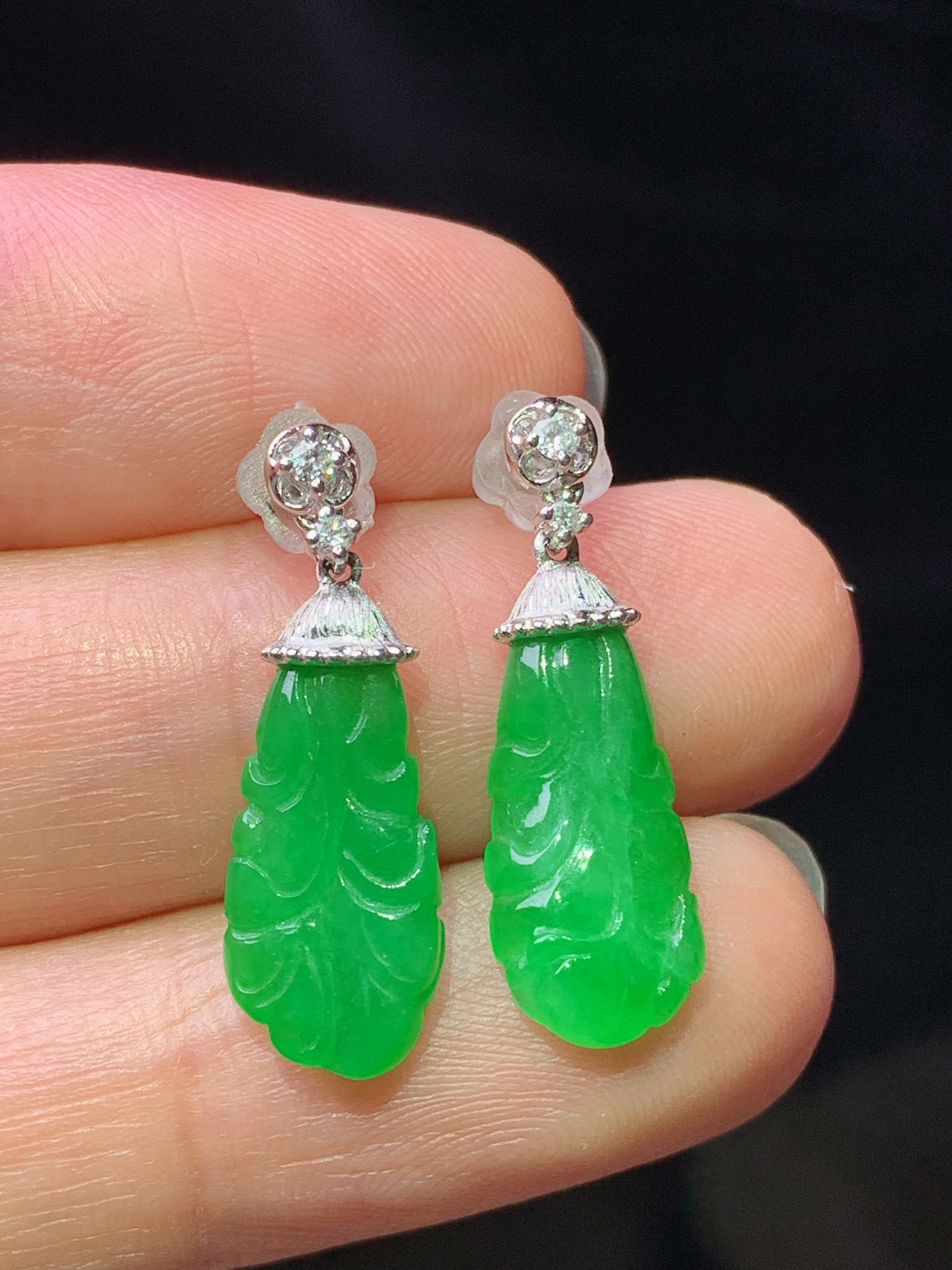 18k金钻镶嵌满绿白菜耳坠 玉质细腻 水润亮眼 色泽艳丽 整体尺寸22*7.5*2.8z1