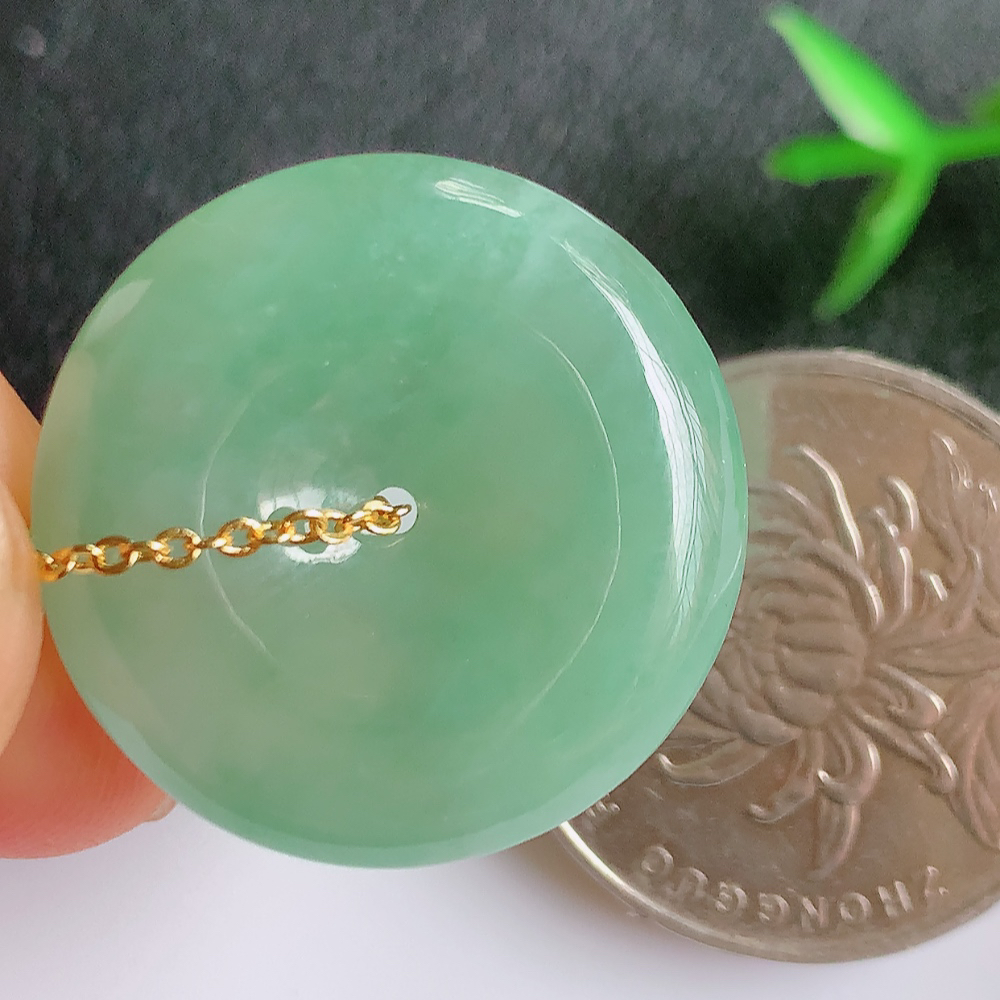 冰润平安扣吊坠，厚装饱满，冰润剔透，细腻水足，种质润泽，飘花灵动，佩戴优雅大气，W357.13   尺寸：24.5-5.7mm