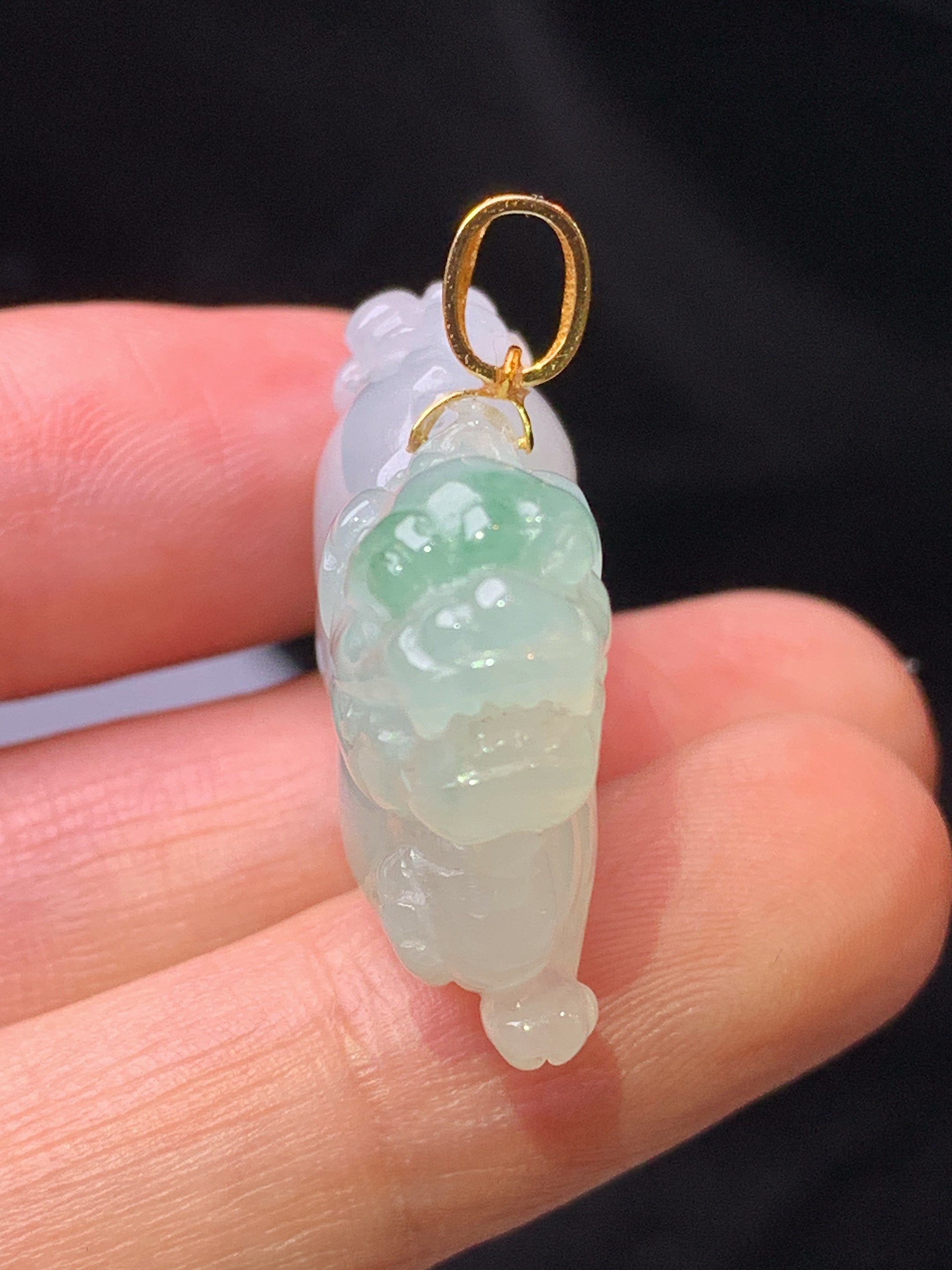 18k金镶嵌冰种唐马吊坠 玉质细腻 水润亮眼 色泽艳丽 整体尺寸24.3*28.8*9j1