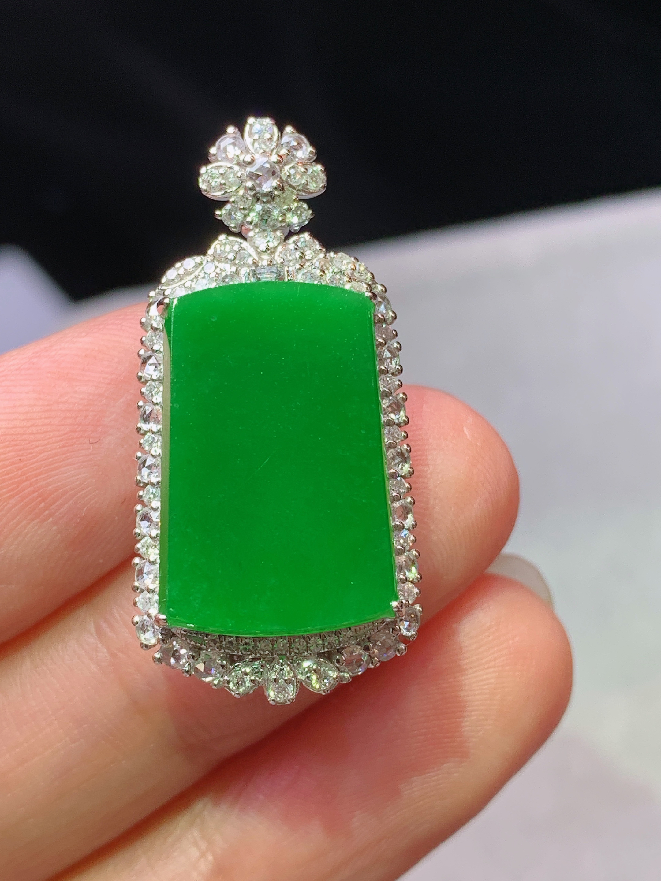 18k金钻镶嵌满绿无事牌吊坠 玉质细腻 水润亮眼 色泽艳丽 整体尺寸30.6*14.8*9m5