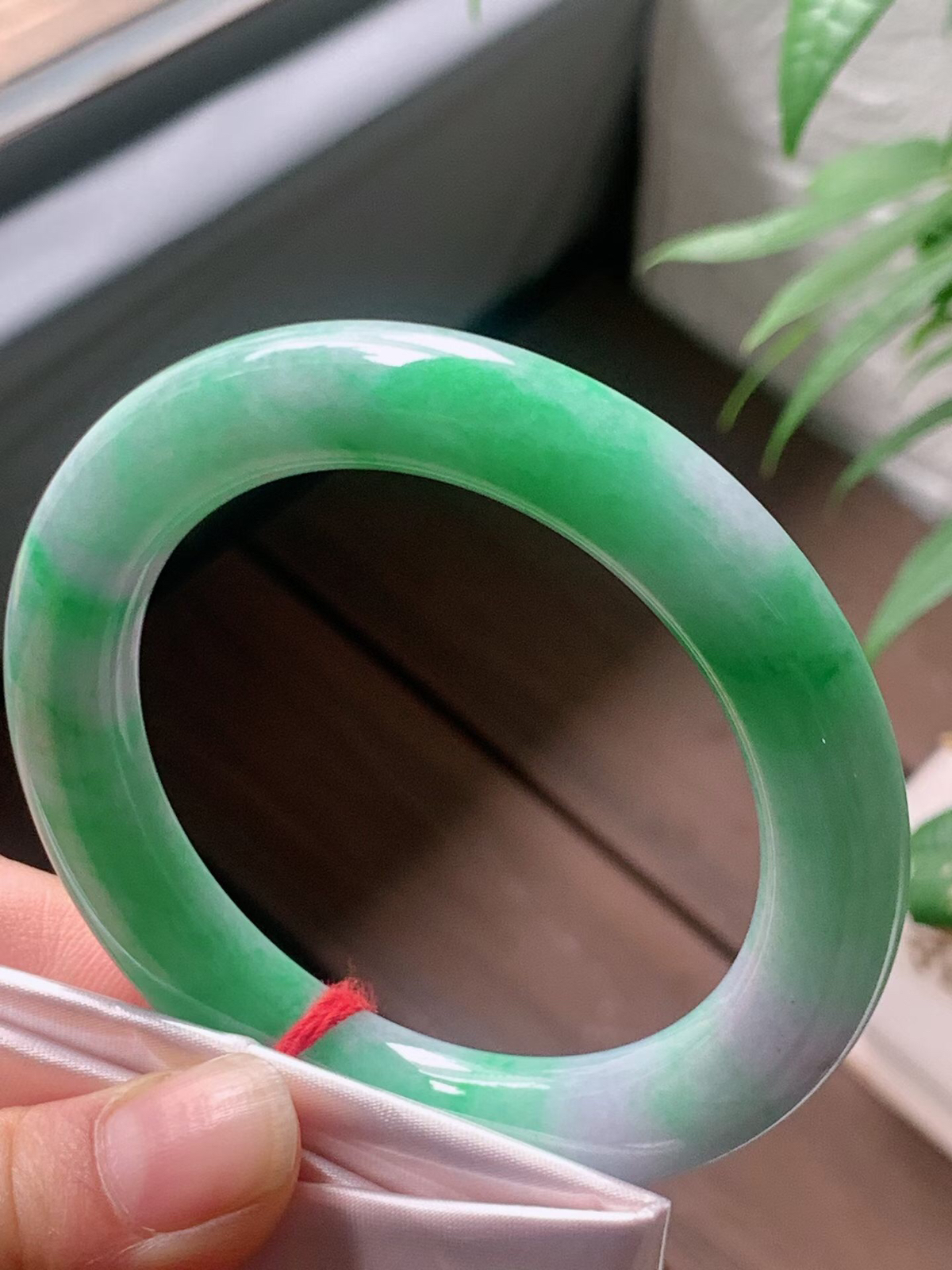 【翡翠名称】老种春带彩55.3圈口圆条手镯
【翡翠尺寸】55.3/10.3/11mm适合55-57.