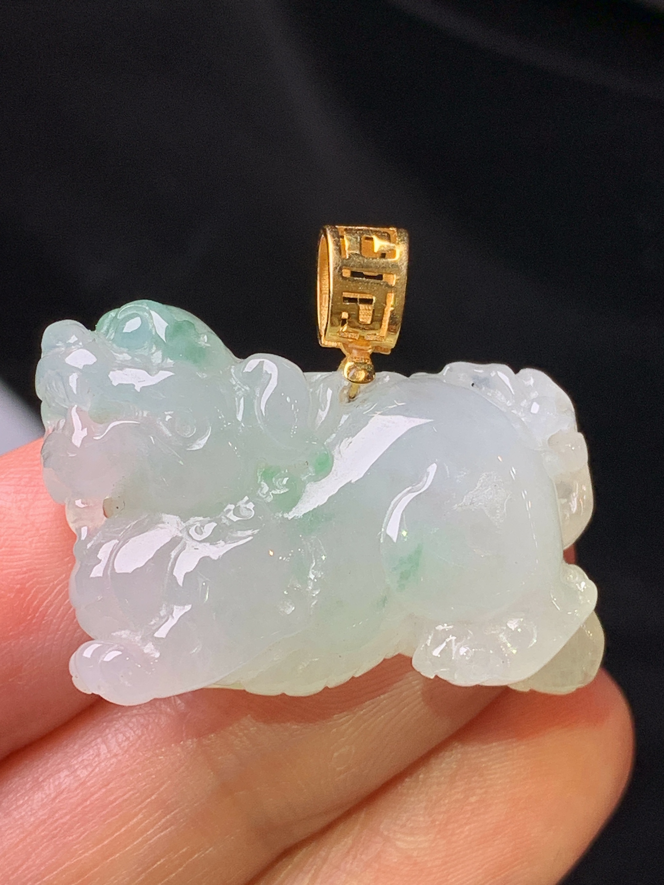 18k金镶嵌冰种唐马吊坠 玉质细腻 水润亮眼 色泽艳丽 整体尺寸24.3*28.8*9j1