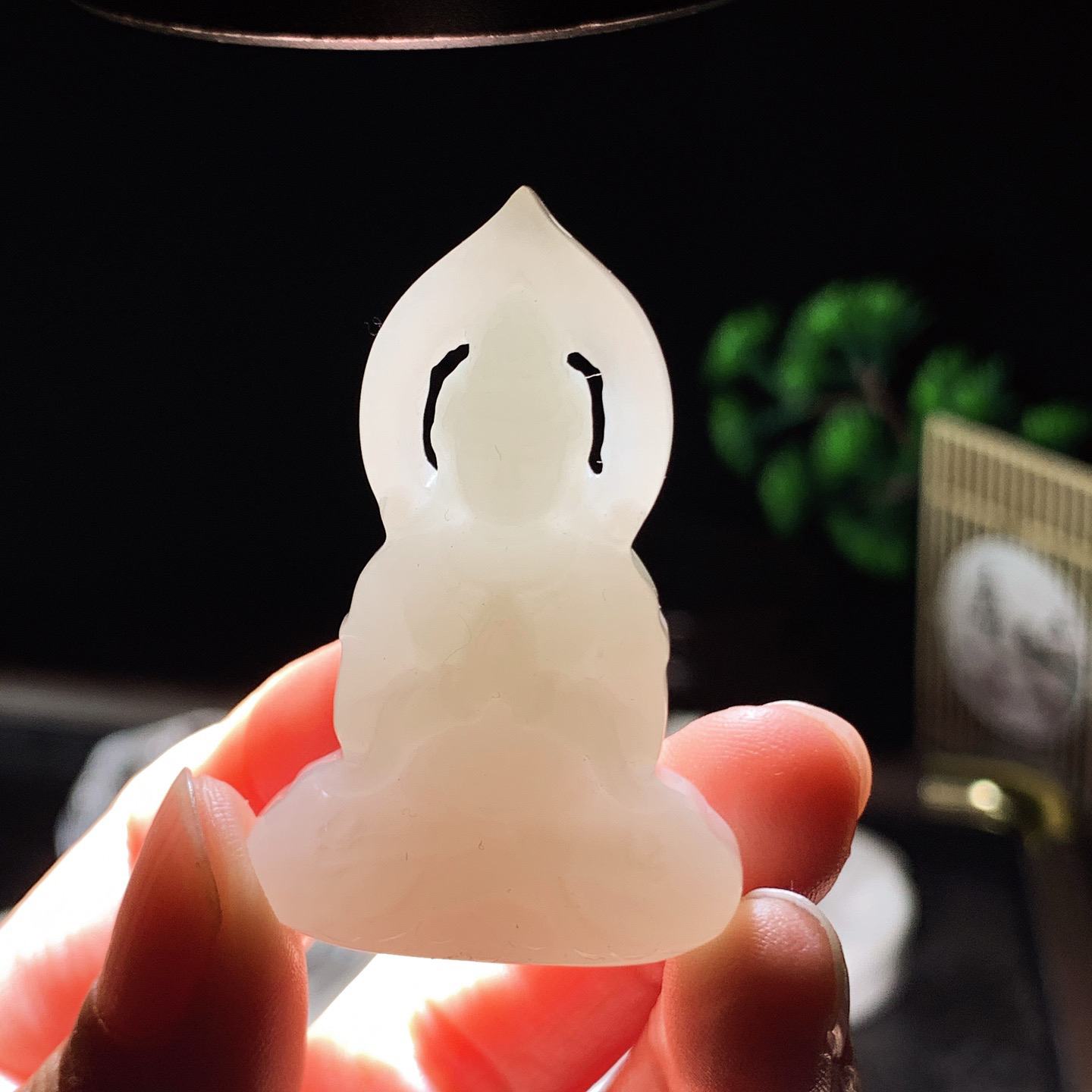 新疆和田玉坐观音挂件。尺寸45/30/12重21克。玉质细腻油润。手推出油。佩戴高端典雅。lt260413